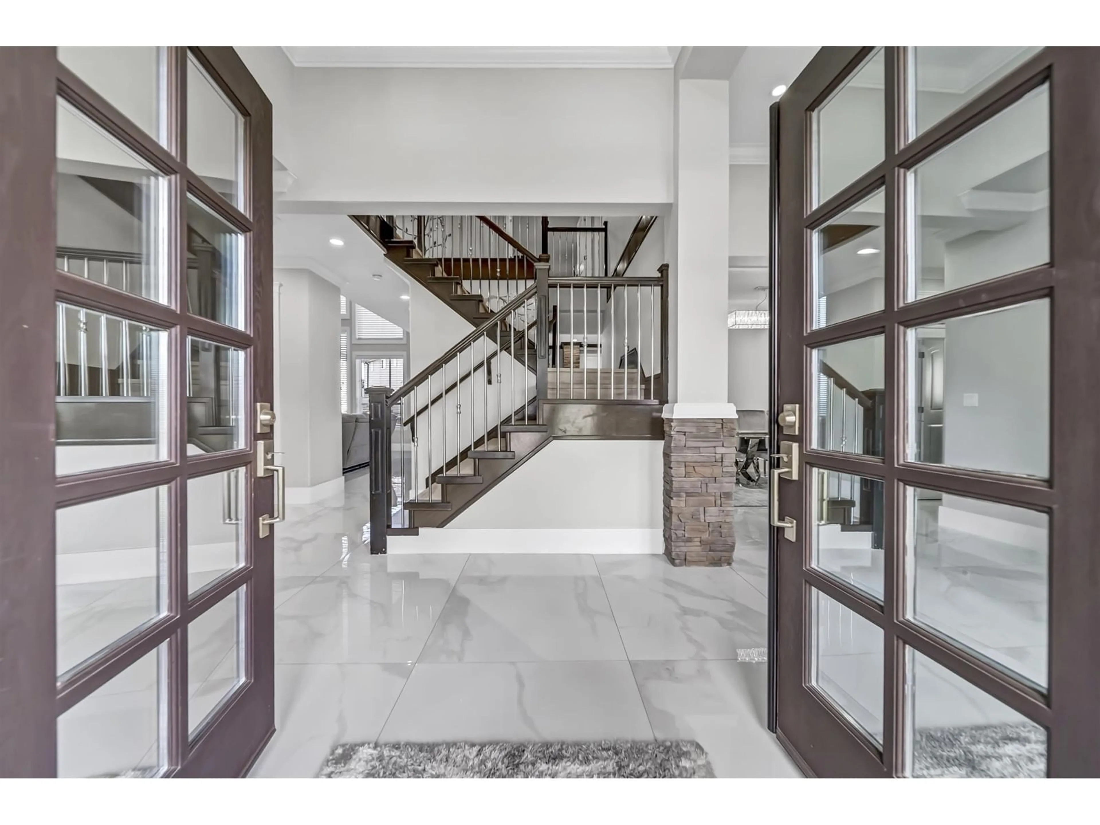Indoor foyer for 16206 96B, Surrey British Columbia V4N5X2
