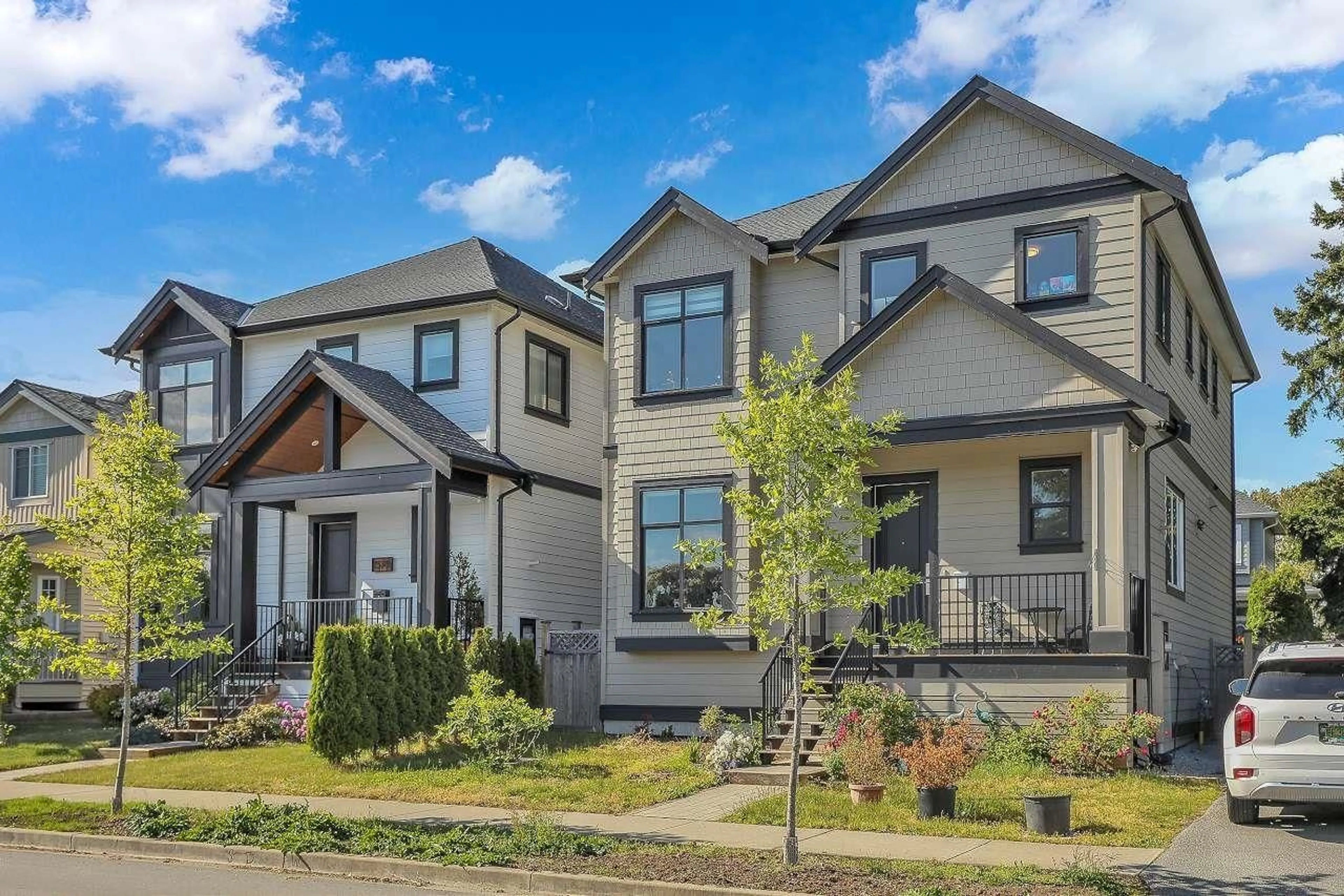 Home with vinyl exterior material, street for 15785 CRANLEY, Surrey British Columbia V4A5C3