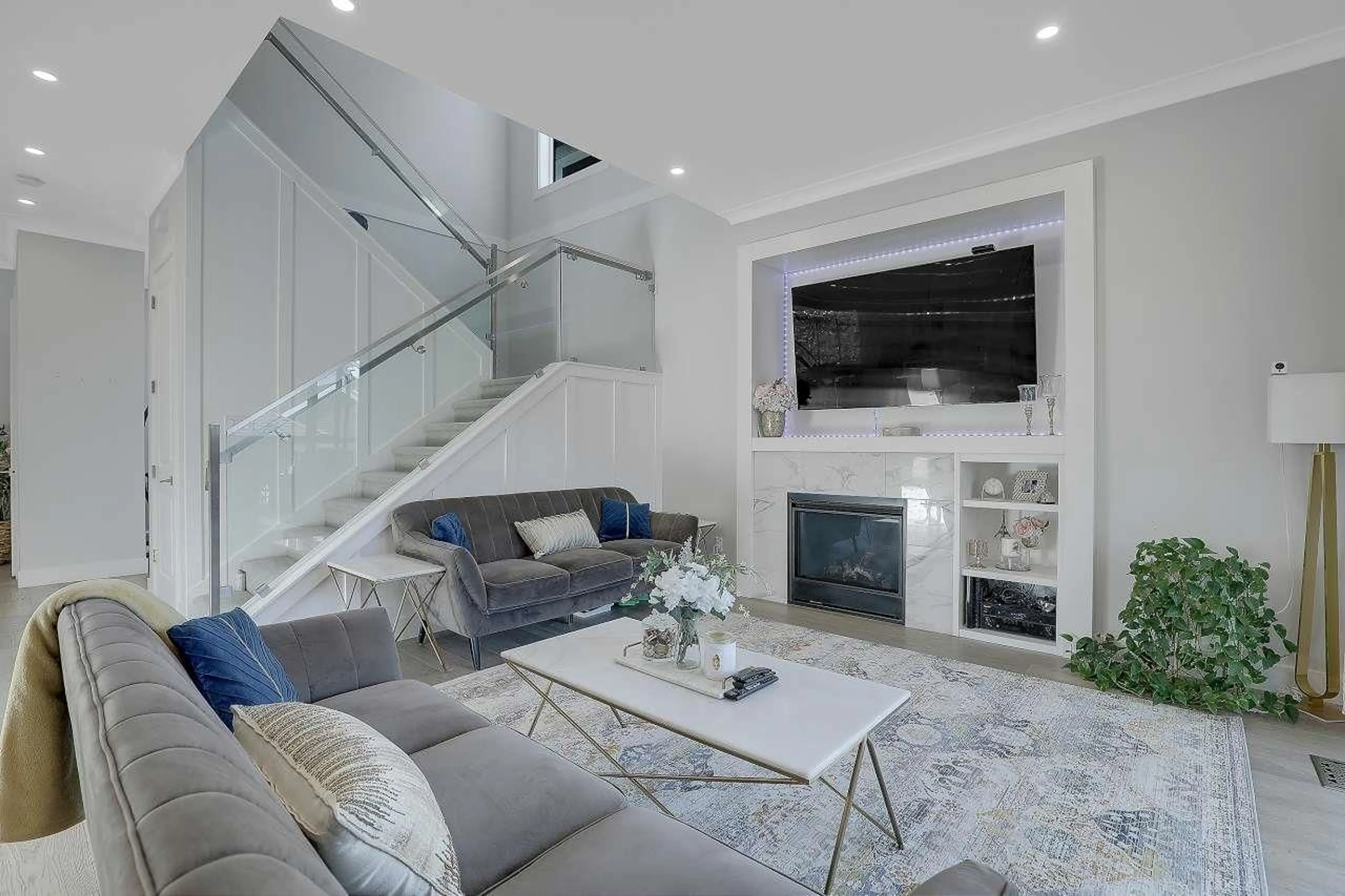 Living room with furniture, unknown for 15785 CRANLEY, Surrey British Columbia V4A5C3