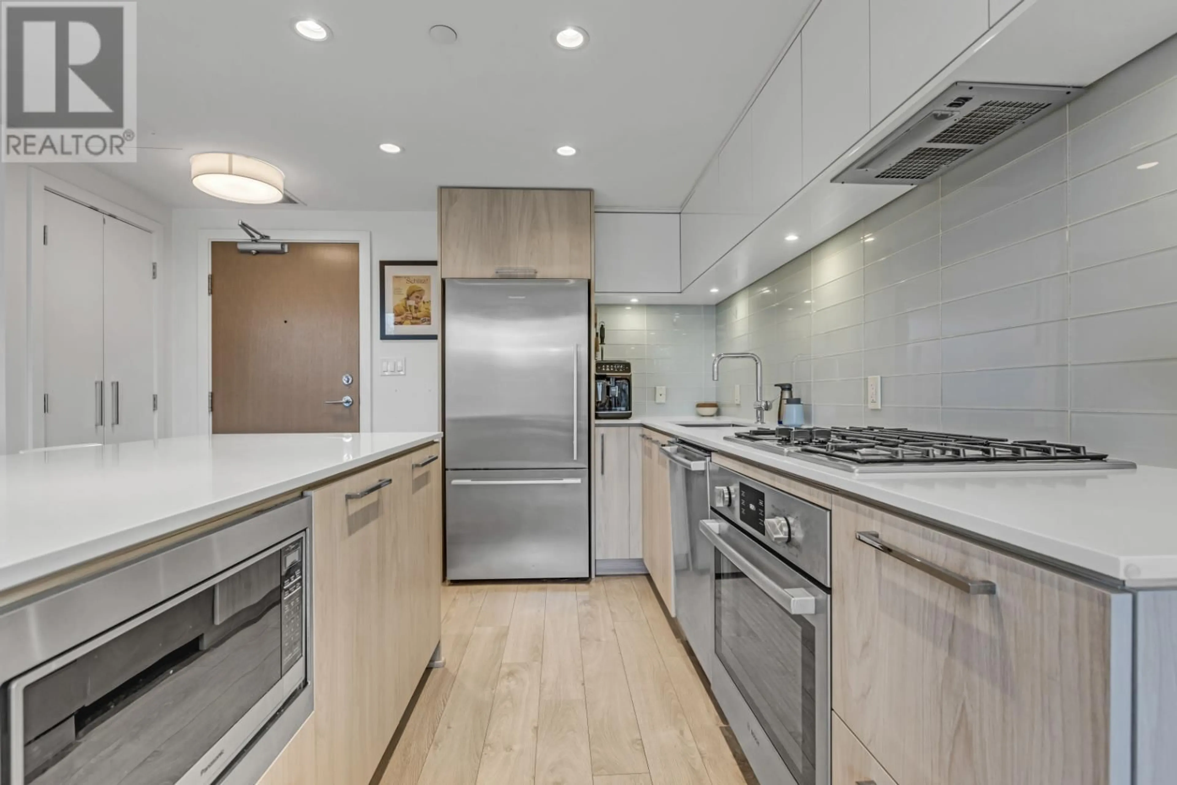 Contemporary kitchen, unknown for 611 - 680 SEYLYNN CRESCENT, North Vancouver British Columbia V7J0B5