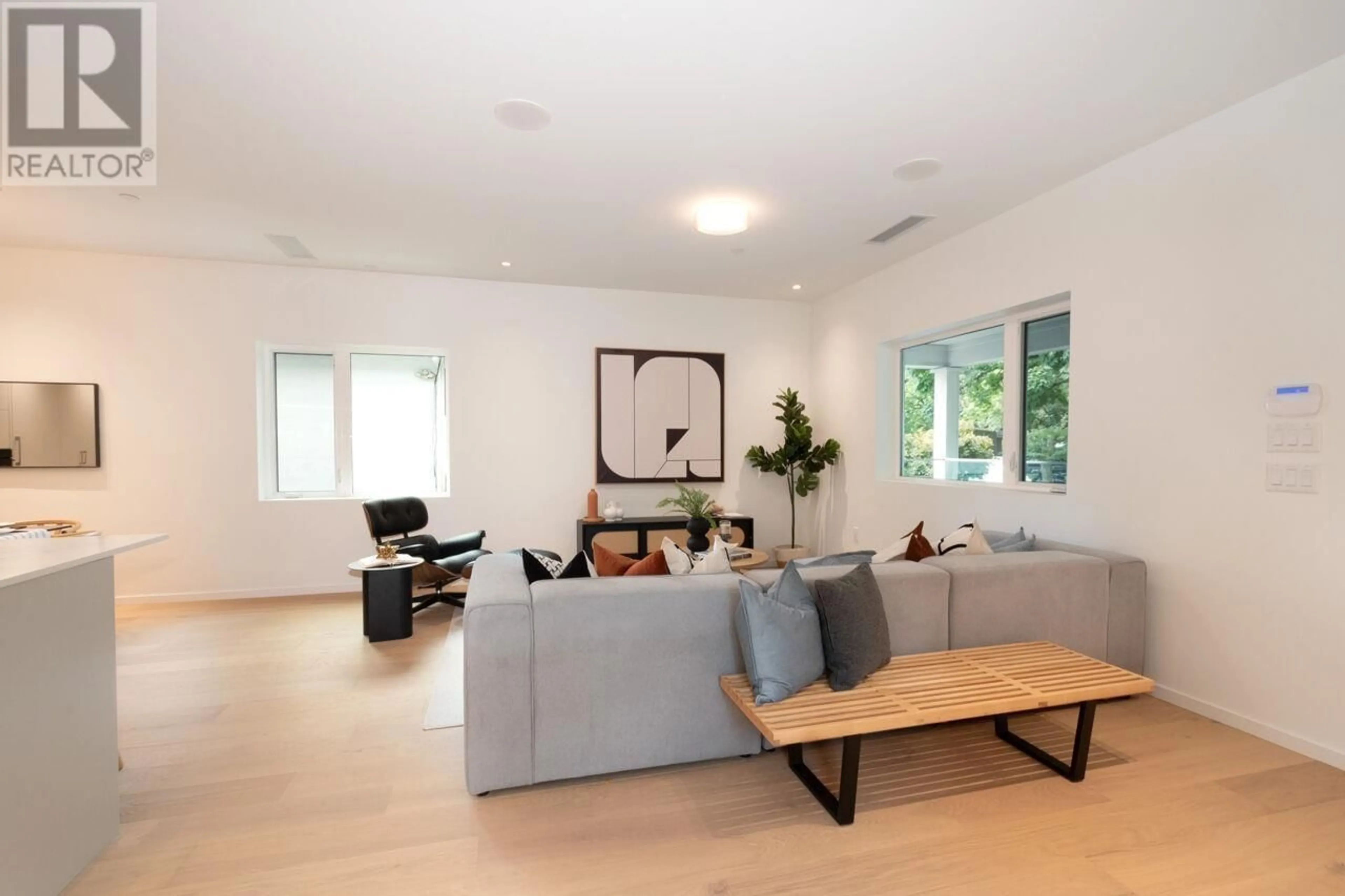 Living room with furniture, wood/laminate floor for 126 17TH AVENUE, Vancouver British Columbia V5V1A4