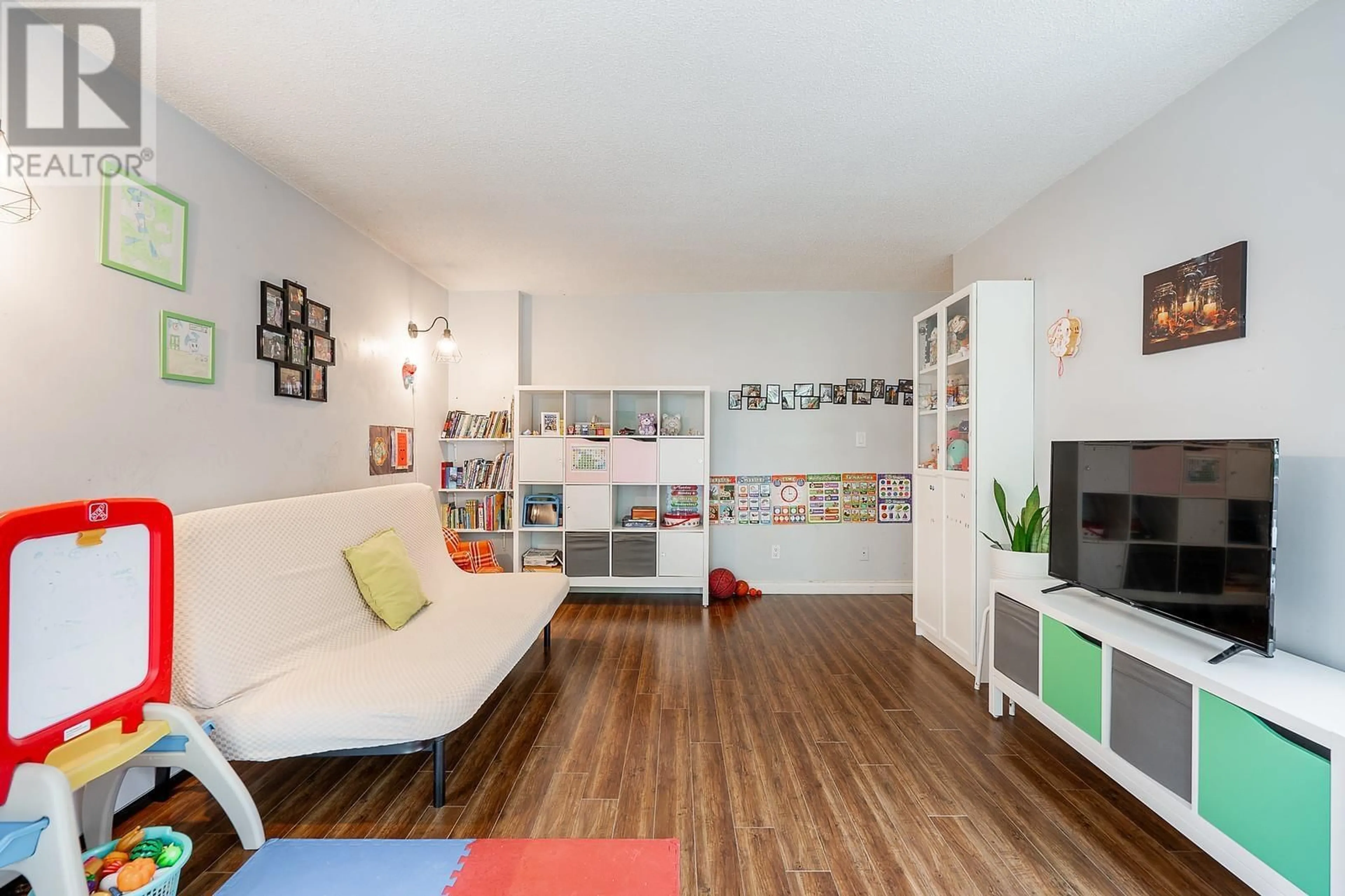 Living room with furniture, wood/laminate floor for 102 - 740 HAMILTON STREET, New Westminster British Columbia V3M5T7
