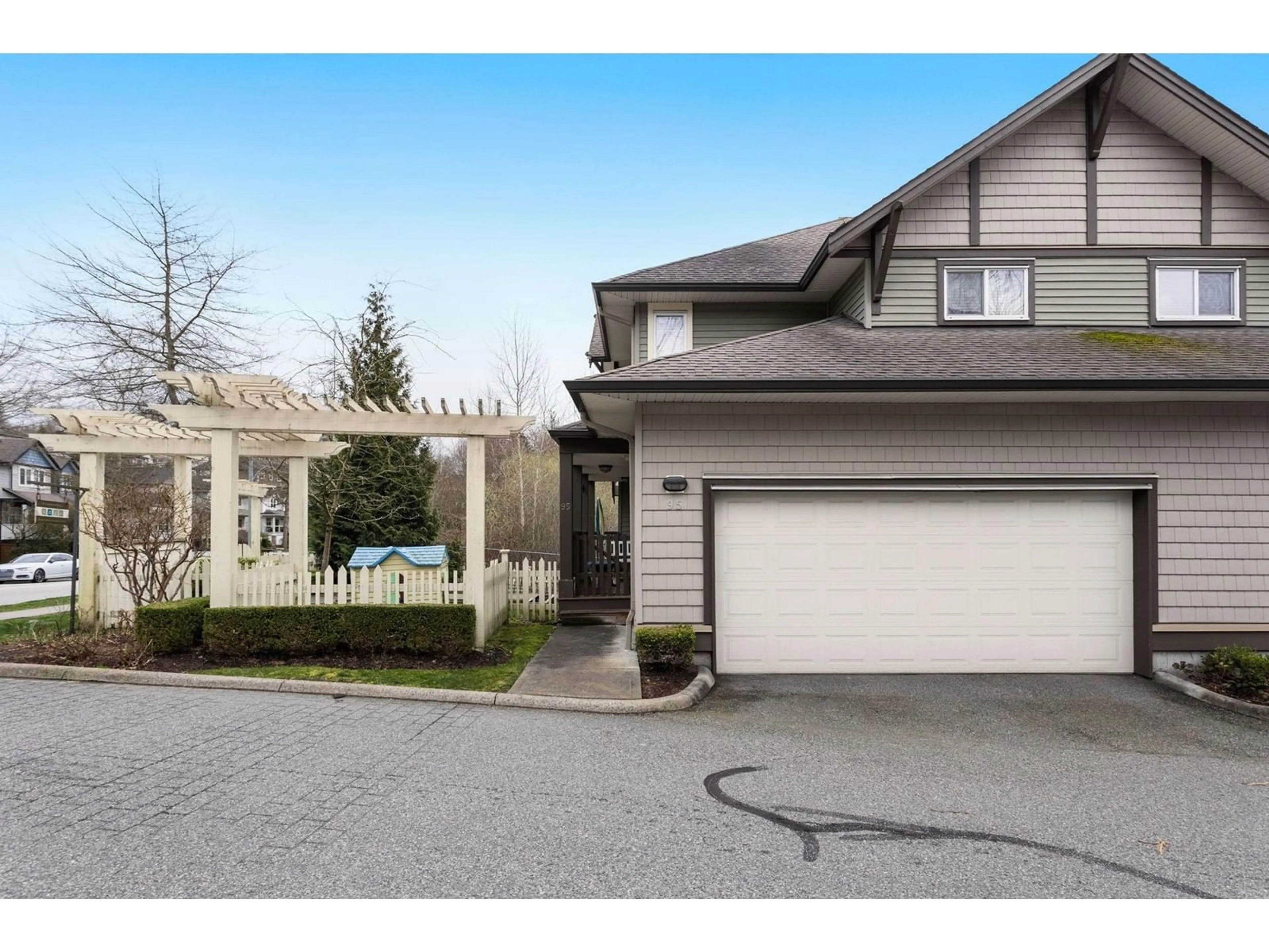 A pic from outside/outdoor area/front of a property/back of a property/a pic from drone, street for 95 - 4401 BLAUSON, Abbotsford British Columbia V3G0A4