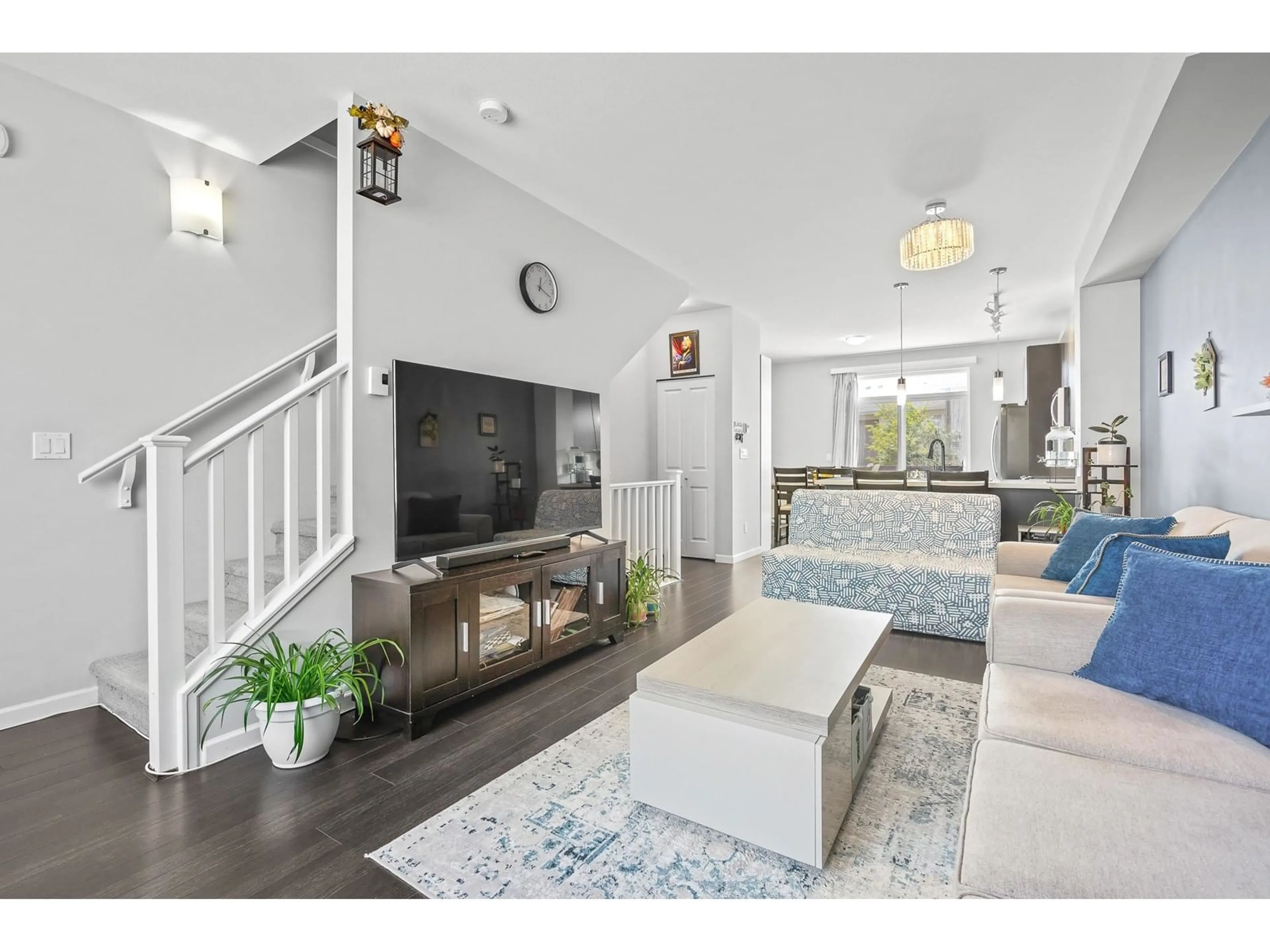 Living room with furniture, unknown for 100 - 19505 68A, Surrey British Columbia V4N6K3