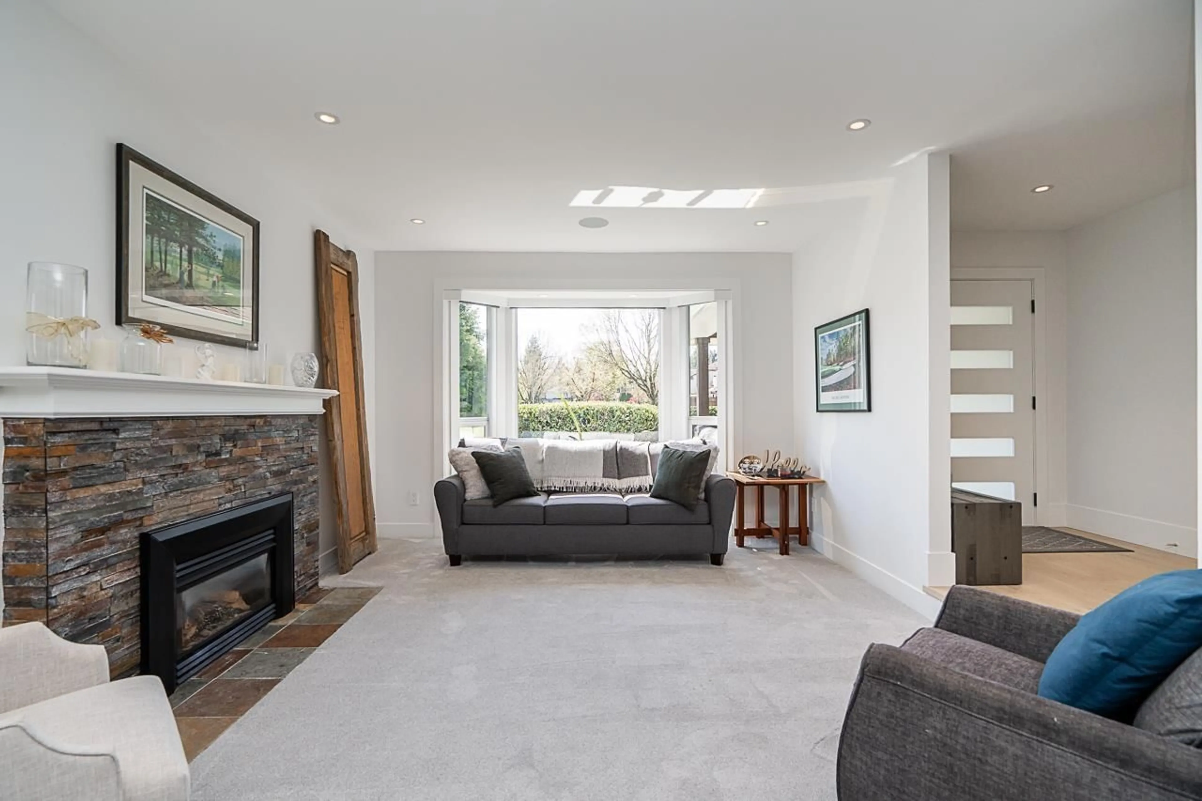 Living room with furniture, unknown for 15657 93, Surrey British Columbia V4N3B2