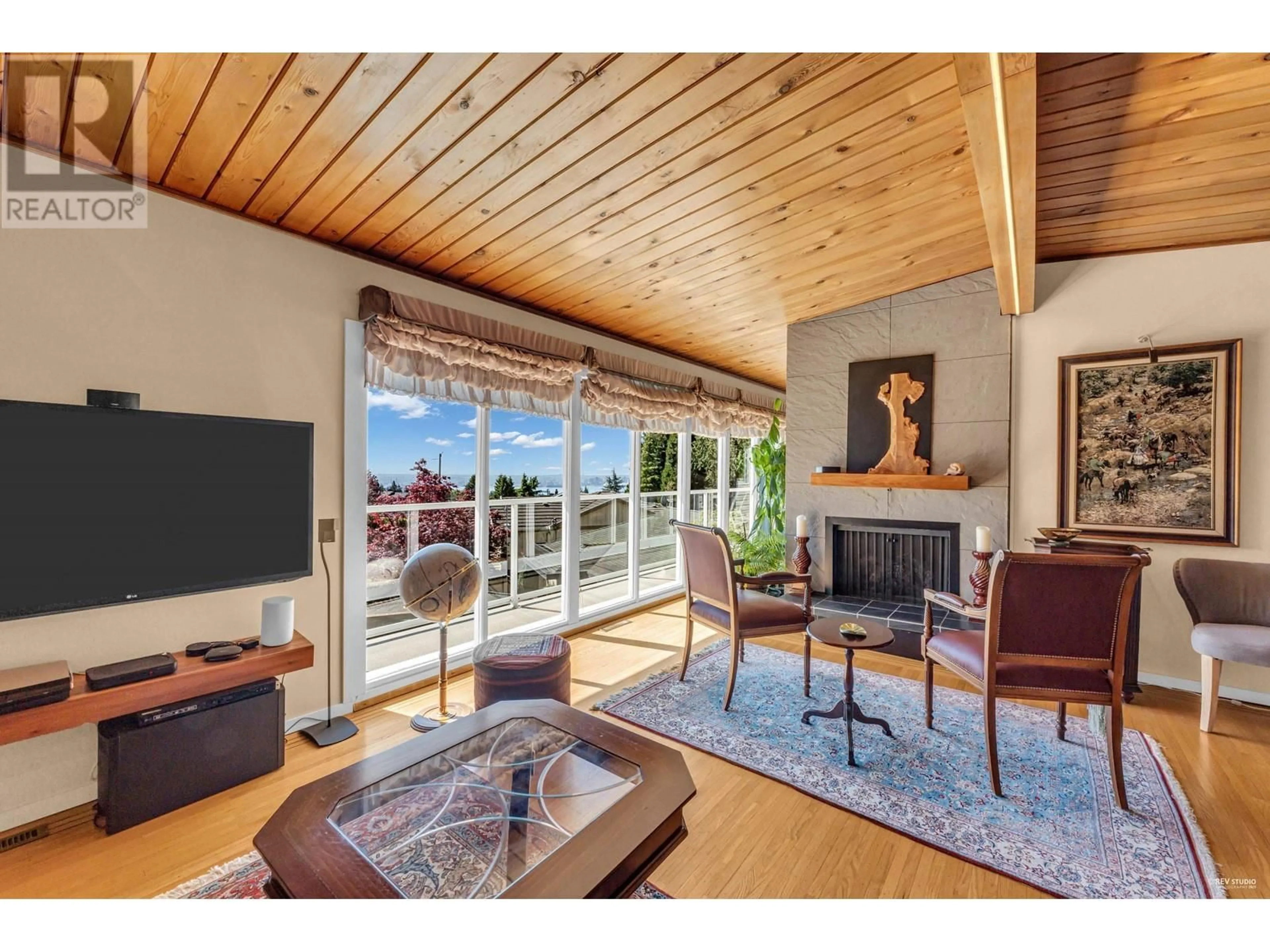 Living room with furniture, wood/laminate floor for 4323 VALENCIA AVENUE, North Vancouver British Columbia V7N4A7
