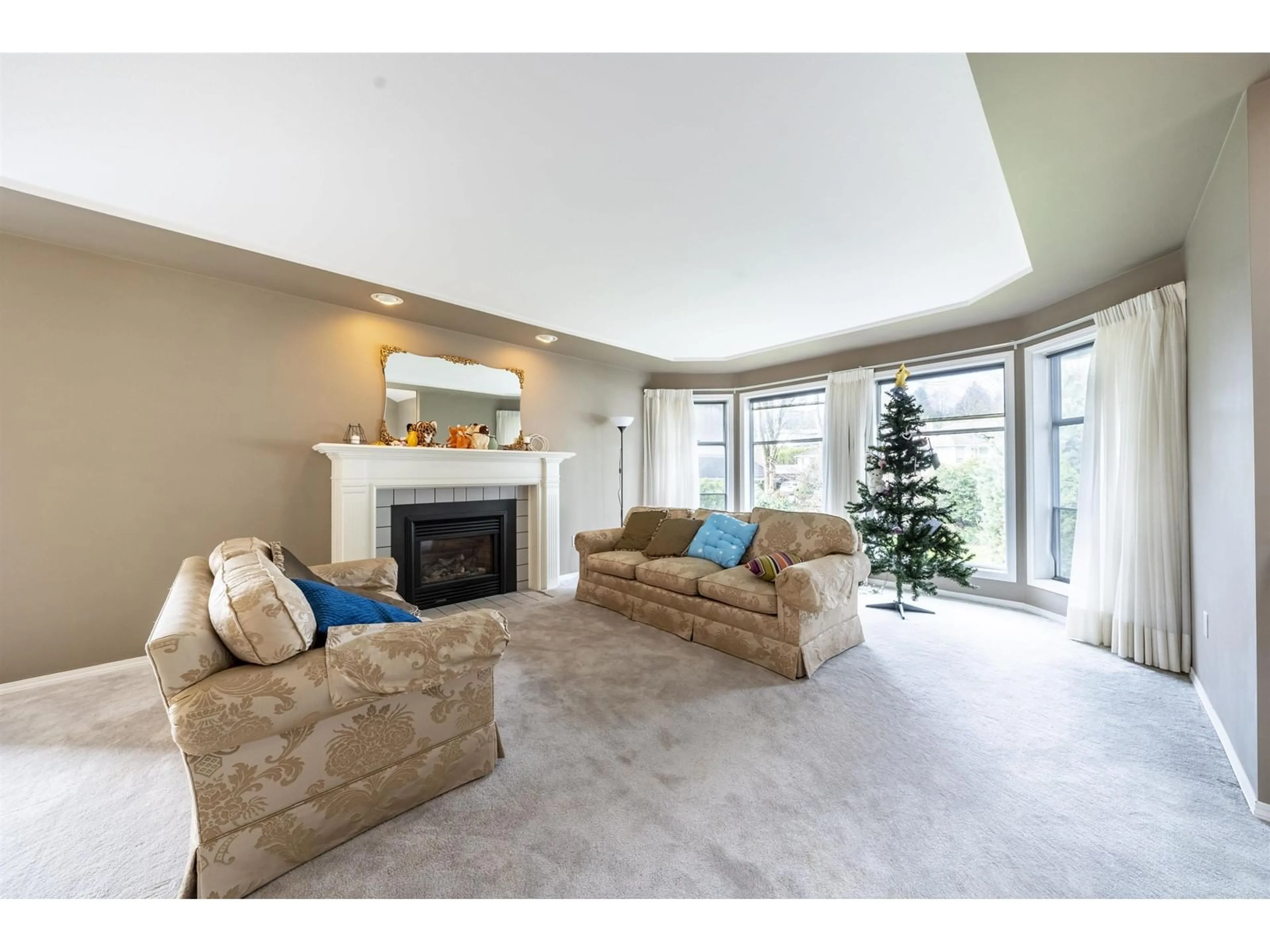 Living room with furniture, carpet floor for 35288 MARSHALL, Abbotsford British Columbia V3G2C1