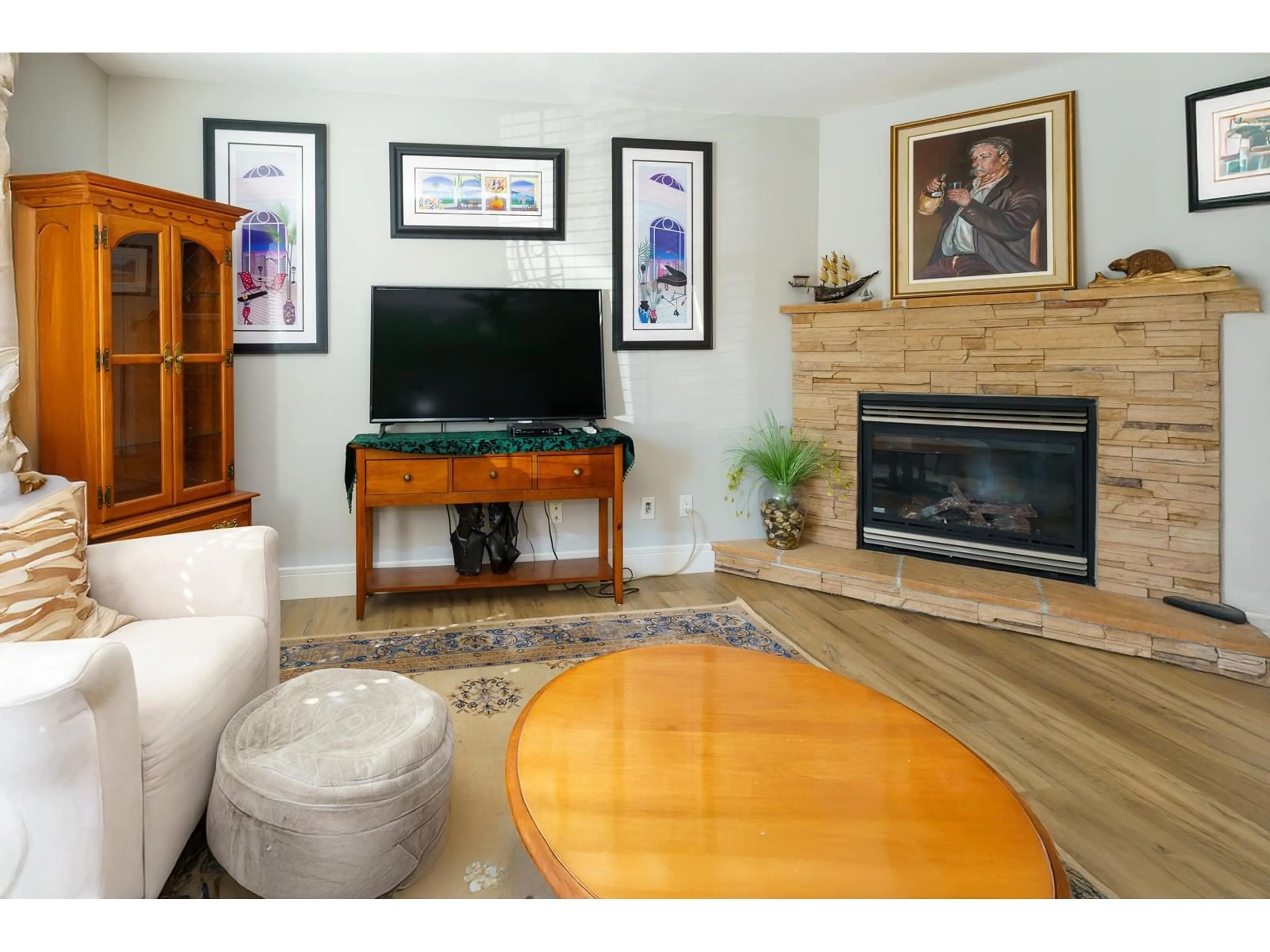 Living room with furniture, wood/laminate floor for 21 - 45819 STEVENSON ROAD, Chilliwack British Columbia V2R5T4