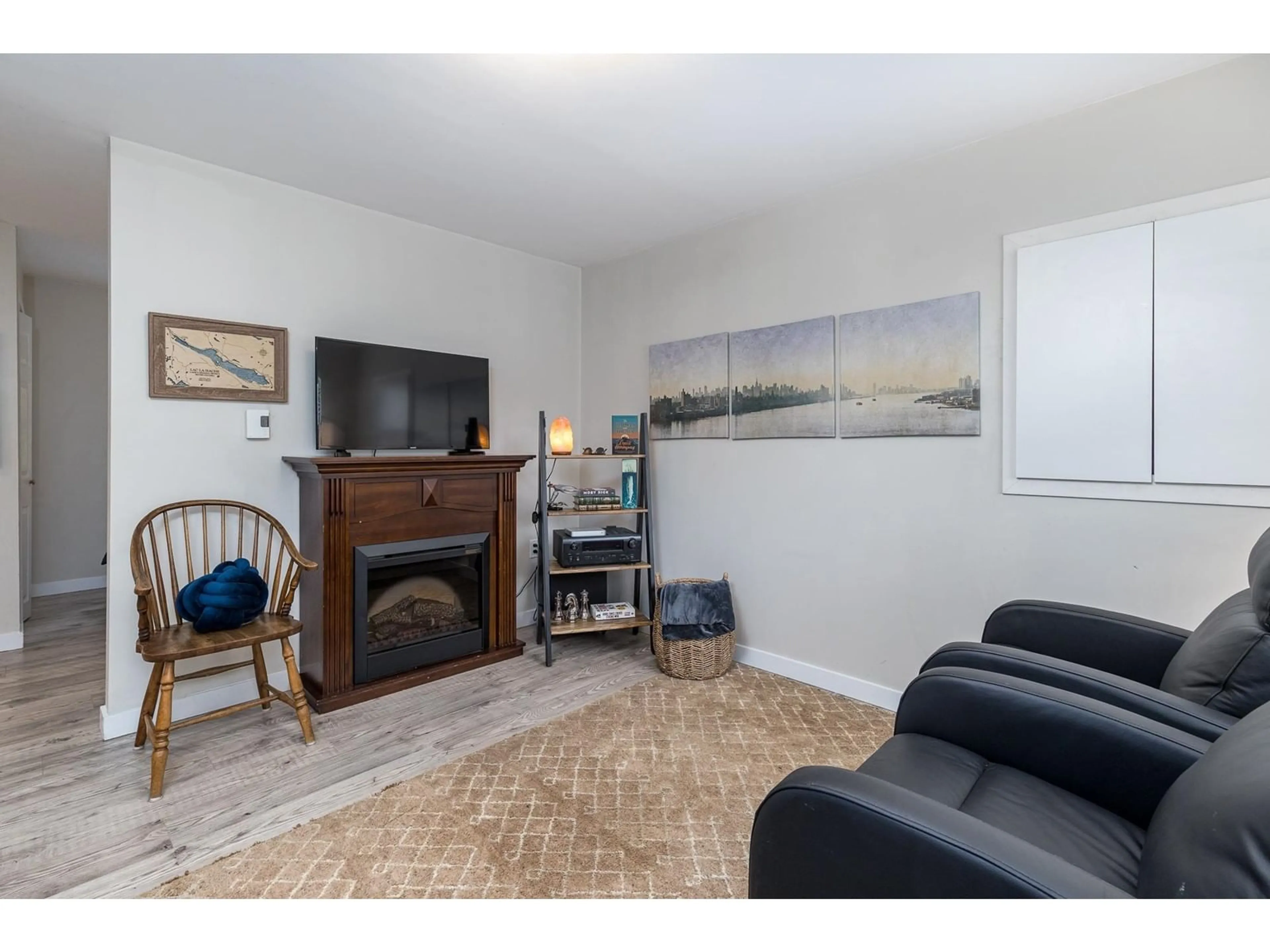 Living room with furniture, unknown for 25153 11B, Langley British Columbia V4W2S7