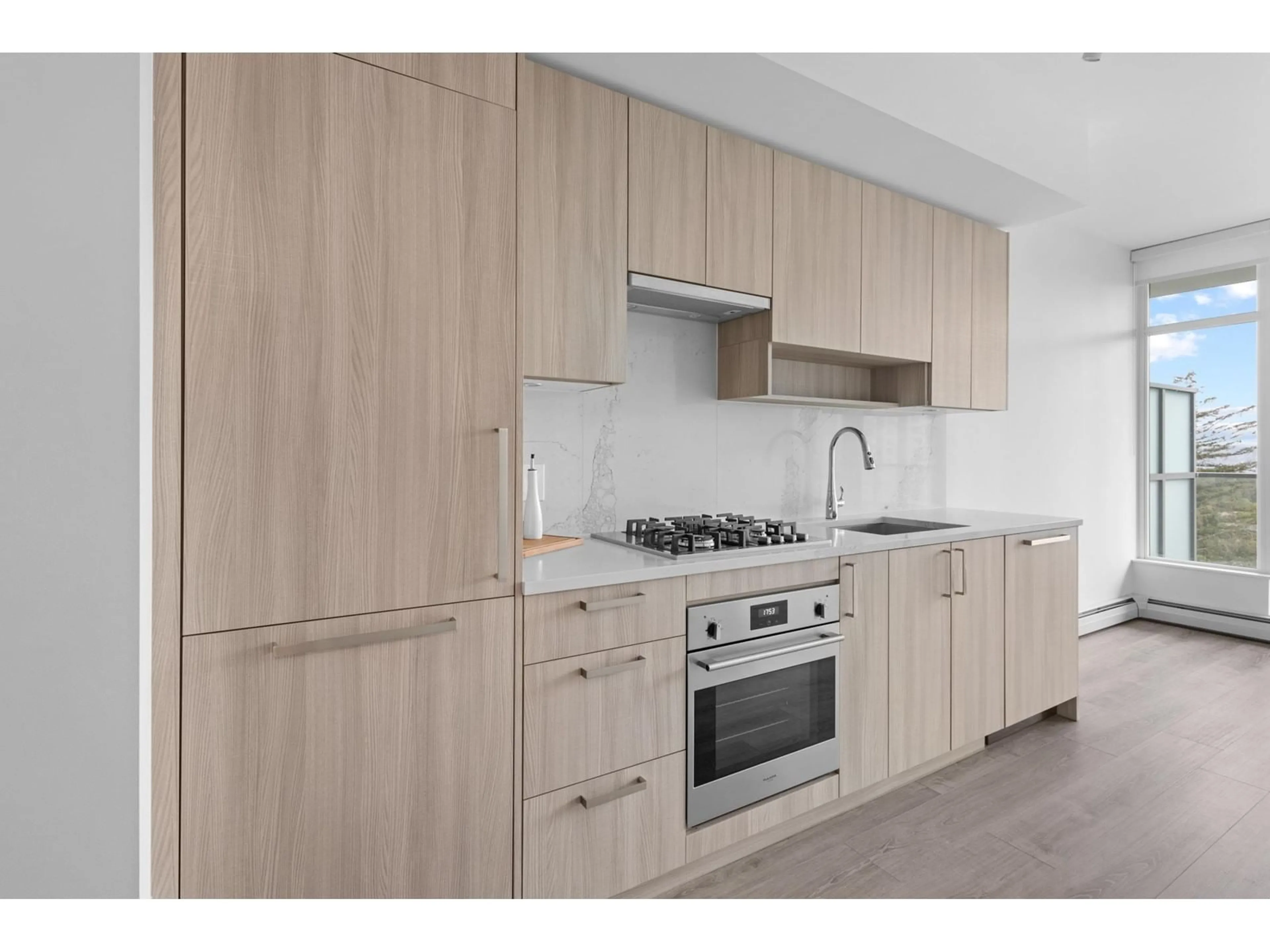 Standard kitchen, wood/laminate floor for 1204 - 13350 CENTRAL, Surrey British Columbia V3T0S1