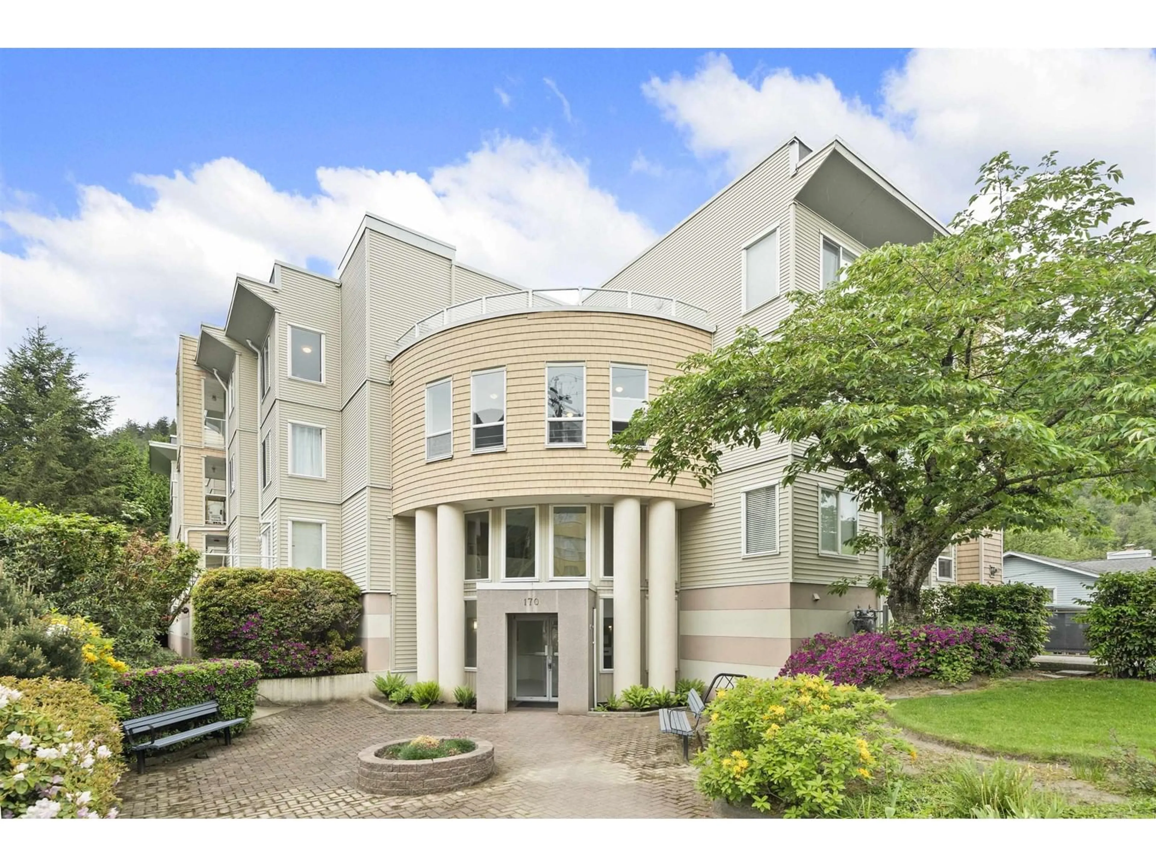 Indoor foyer for 305 - 170 CEDAR AVENUE, Harrison Hot Springs British Columbia V0H1K0