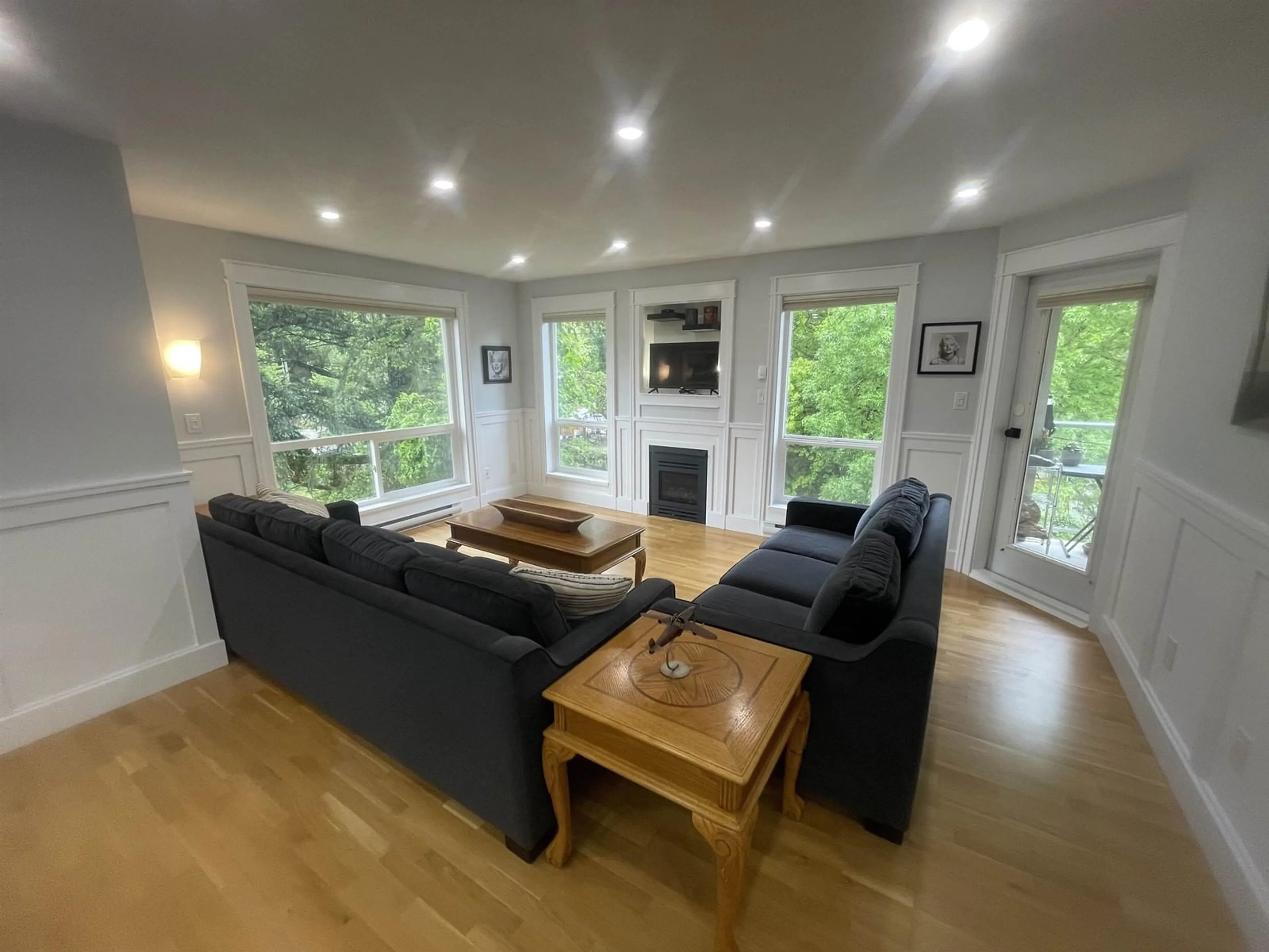 Living room with furniture, wood/laminate floor for 305 - 170 CEDAR AVENUE, Harrison Hot Springs British Columbia V0H1K0
