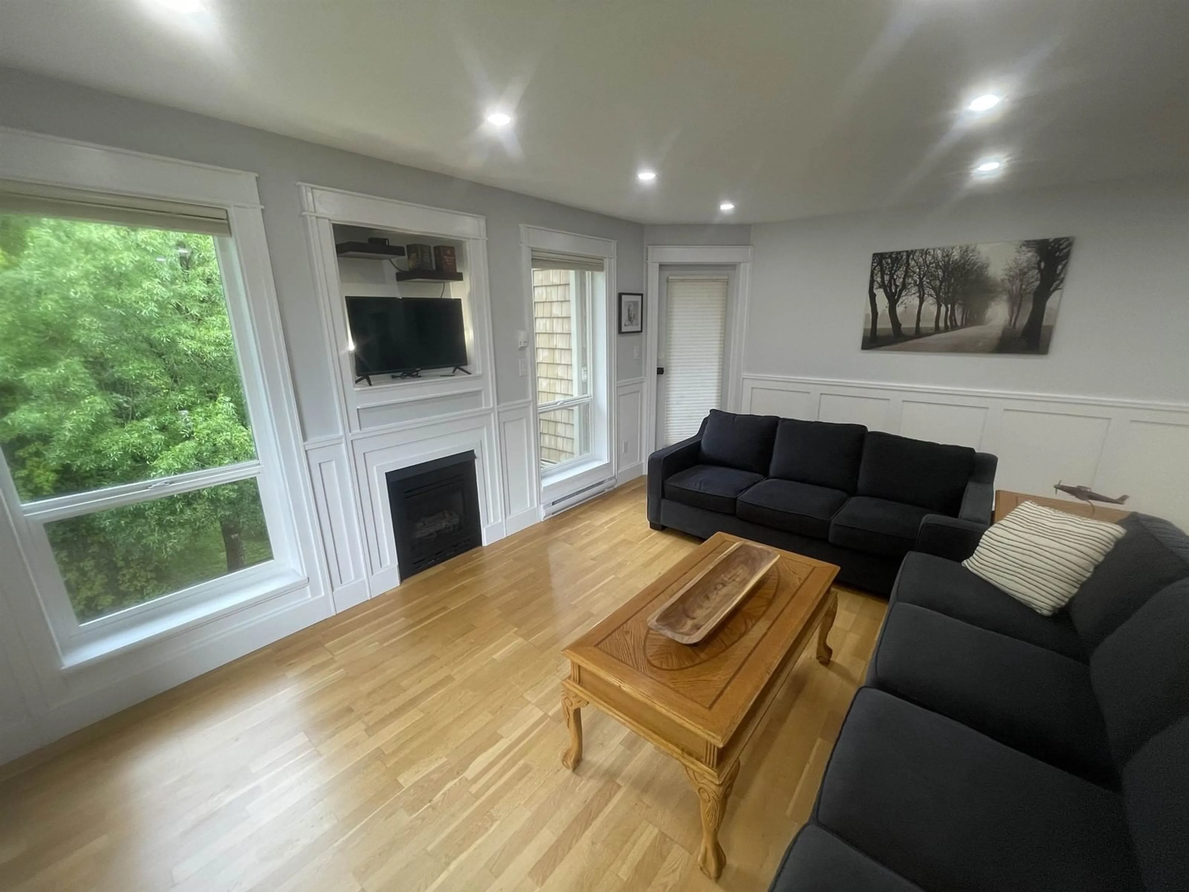 Living room with furniture, wood/laminate floor for 305 - 170 CEDAR AVENUE, Harrison Hot Springs British Columbia V0H1K0