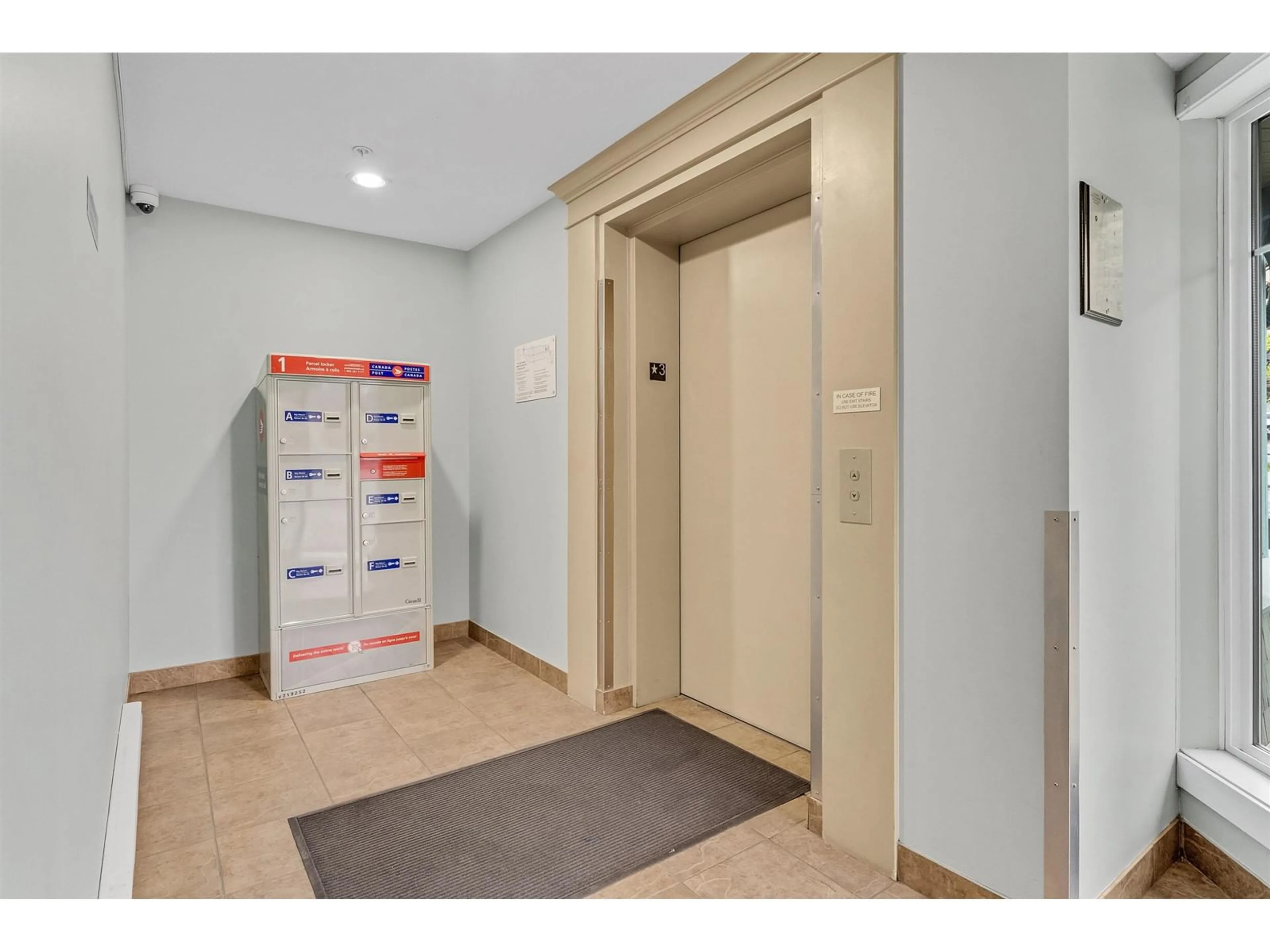 Indoor foyer for 208 - 33960 OLD YALE, Abbotsford British Columbia V2S5K8