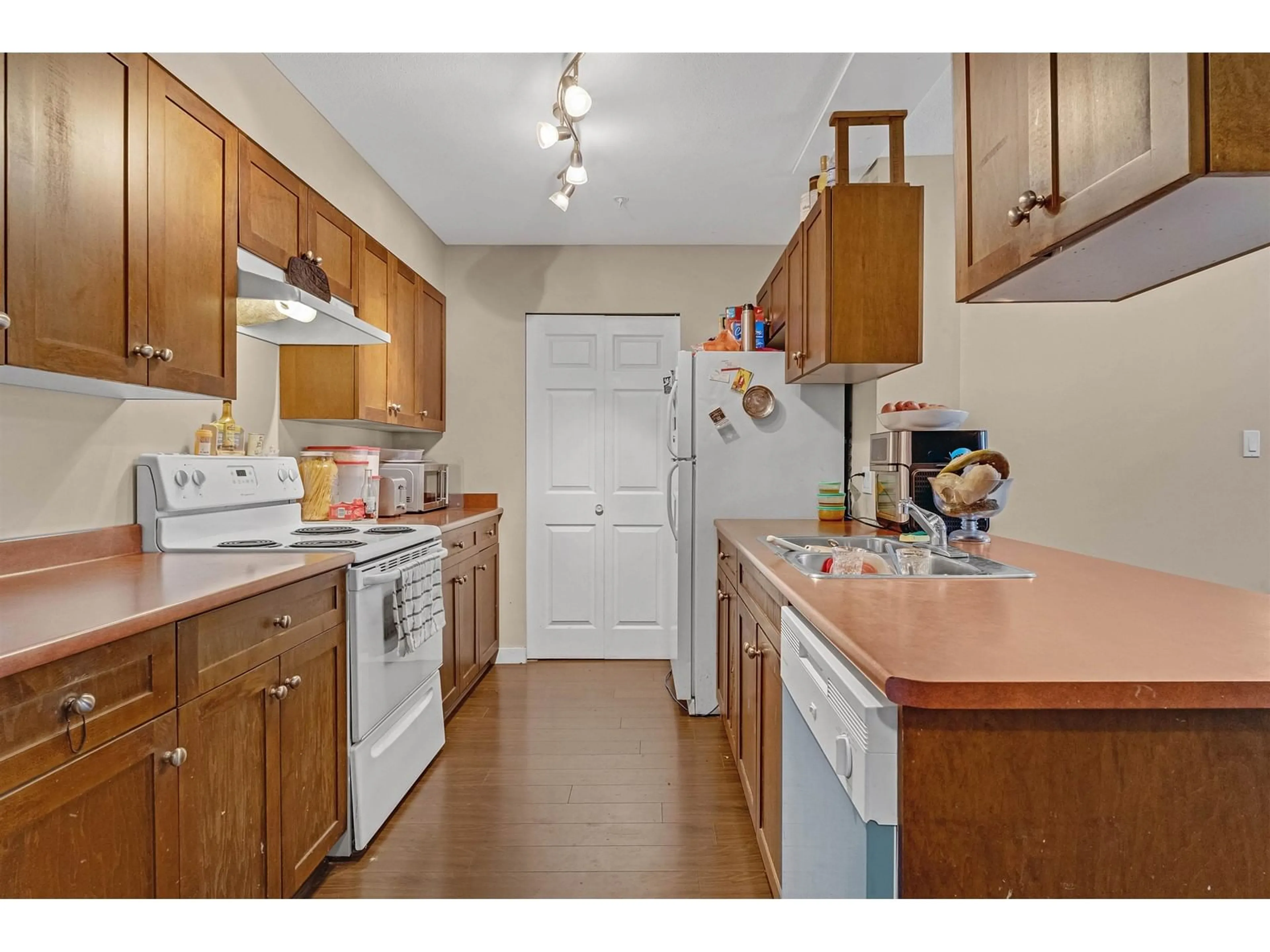 Standard kitchen, unknown for 208 - 33960 OLD YALE, Abbotsford British Columbia V2S5K8