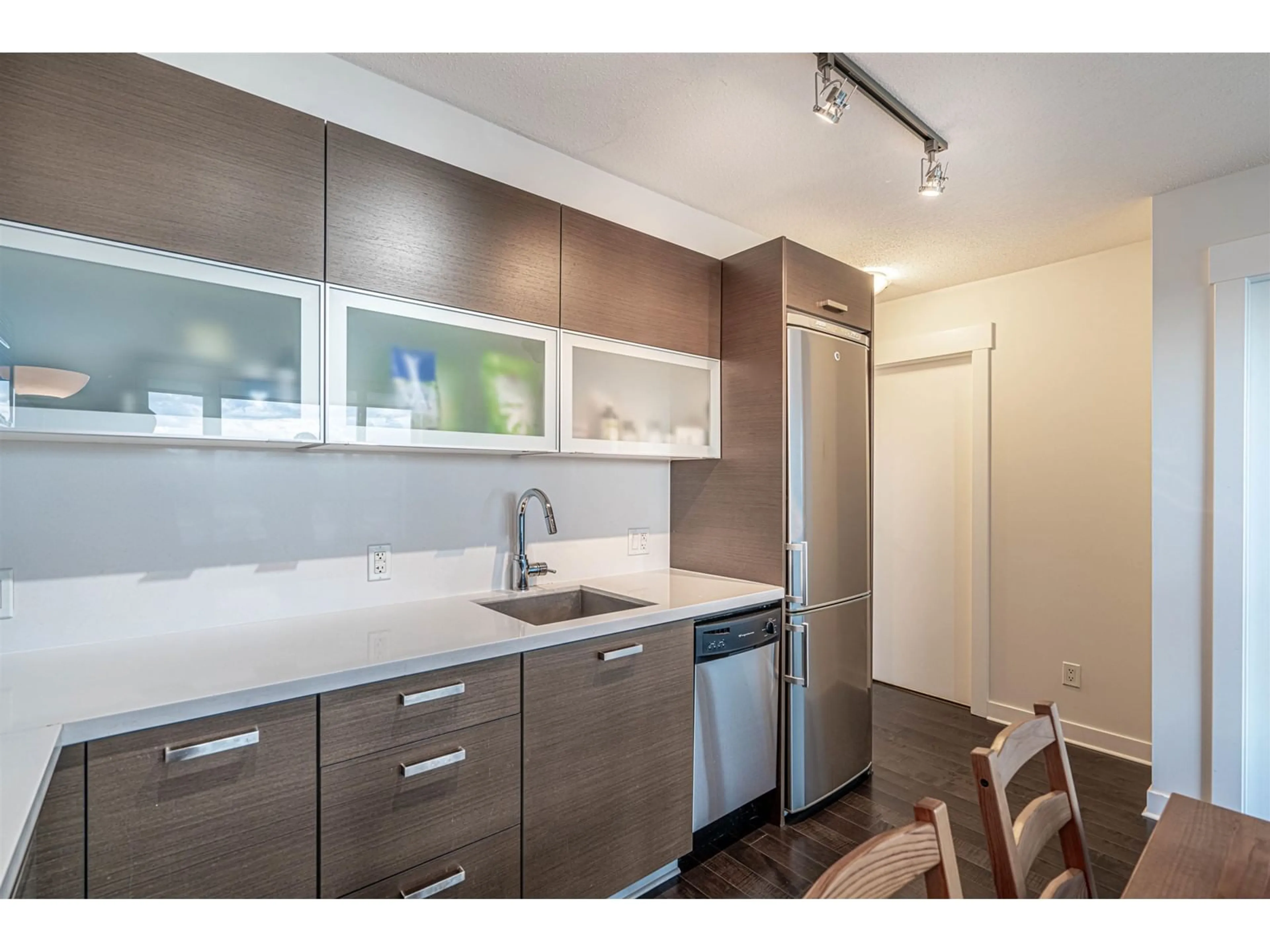 Standard kitchen, unknown for 1002 - 10777 UNIVERSITY, Surrey British Columbia V3T0E6