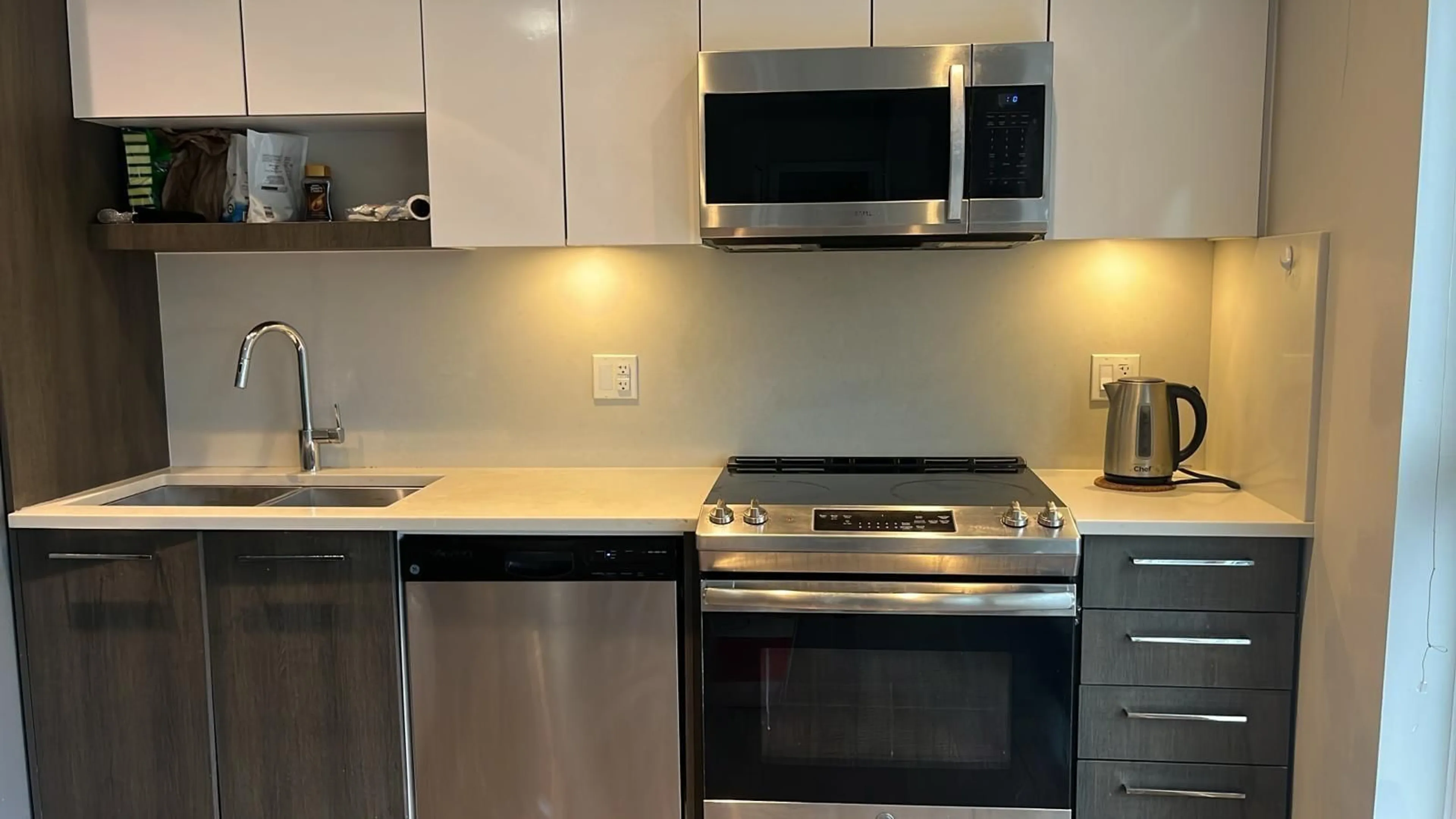 Standard kitchen, unknown for 405 - 13768 108, Surrey British Columbia V3T0L9