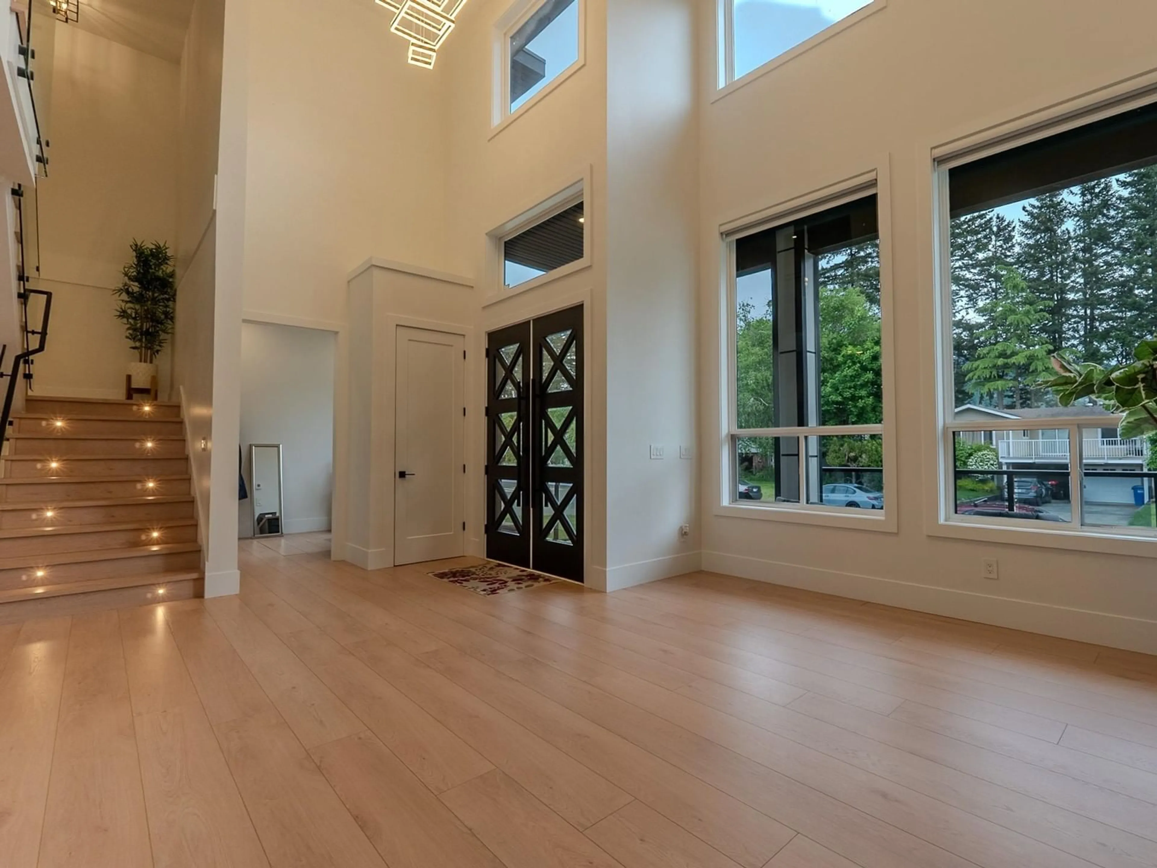 Indoor foyer for 2485 GUILFORD, Abbotsford British Columbia V2S5M1