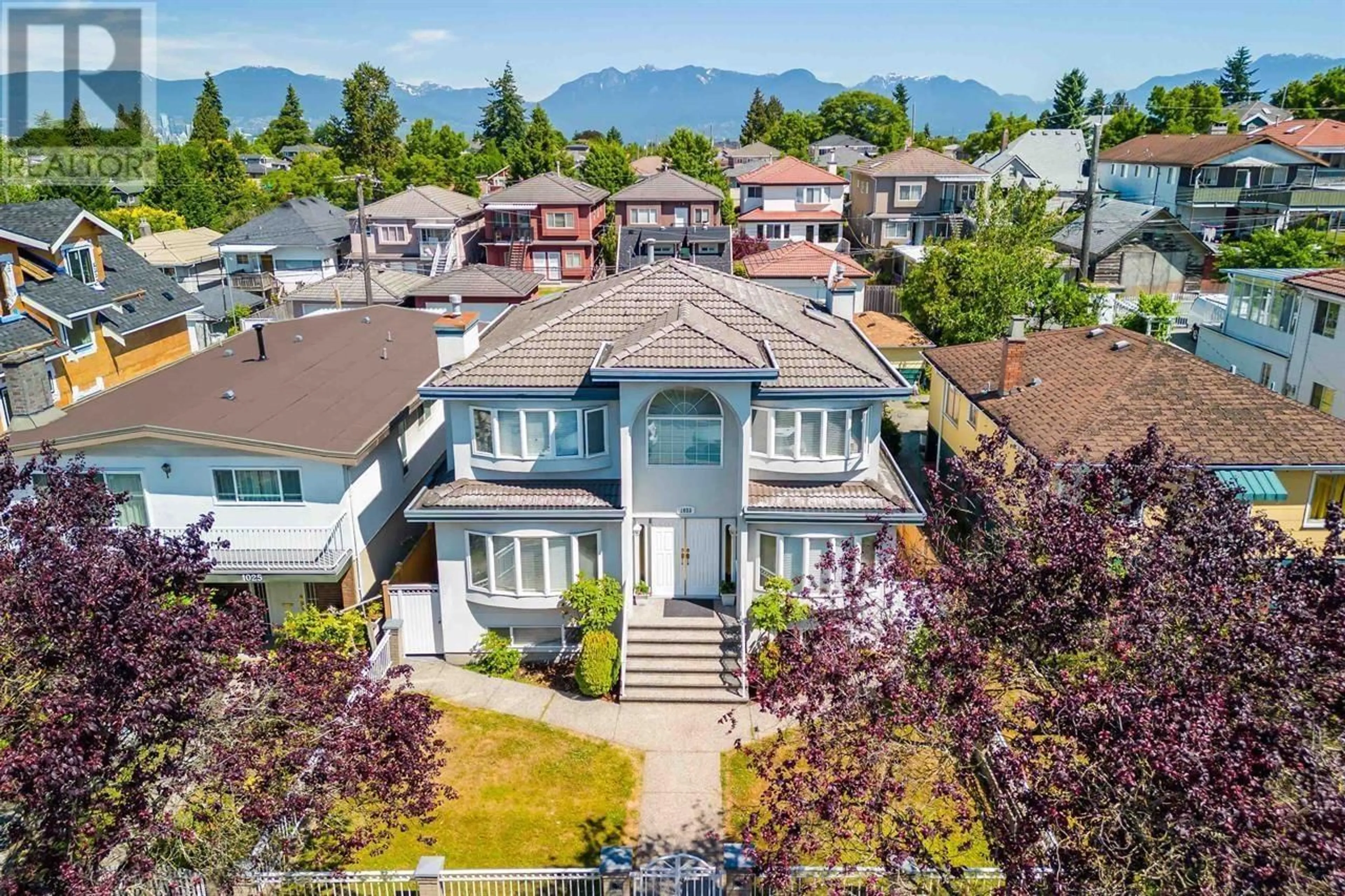 A pic from outside/outdoor area/front of a property/back of a property/a pic from drone, mountain view for 1033 39TH AVENUE, Vancouver British Columbia V5W1K9
