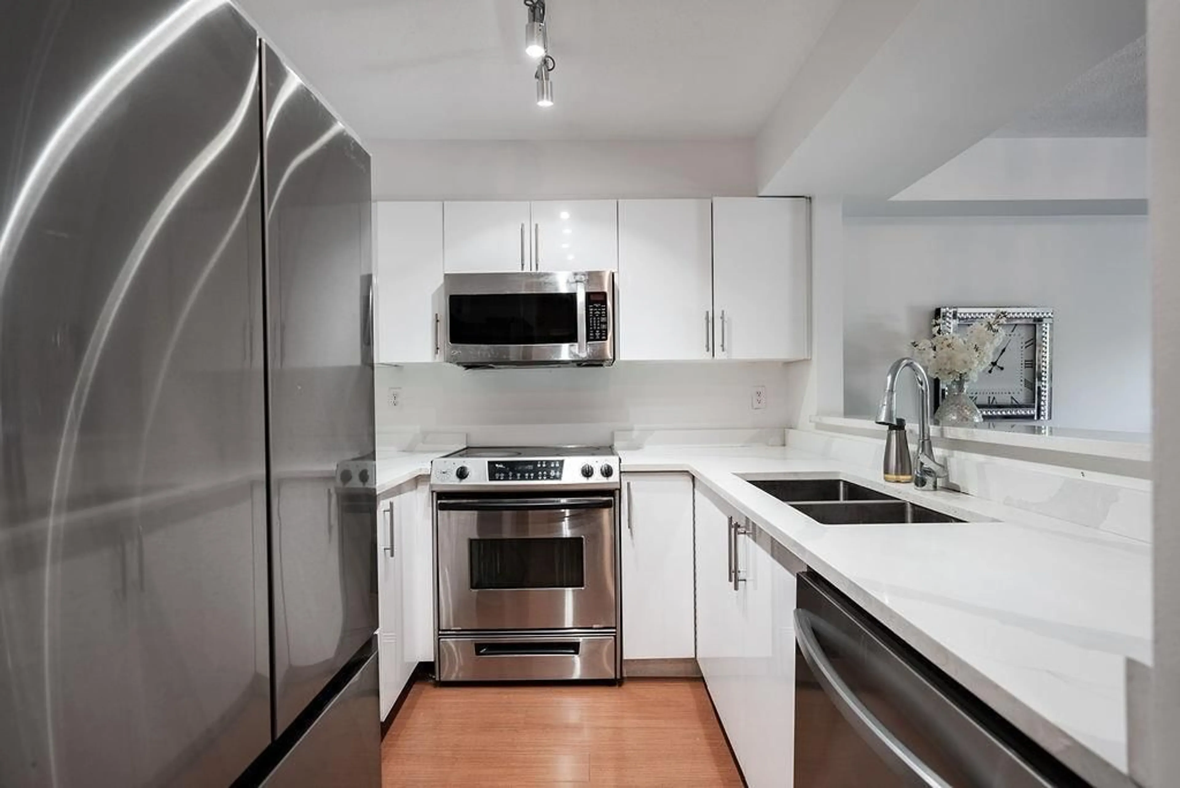 Standard kitchen, unknown for 217 - 8110 120A, Surrey British Columbia V3W3P3