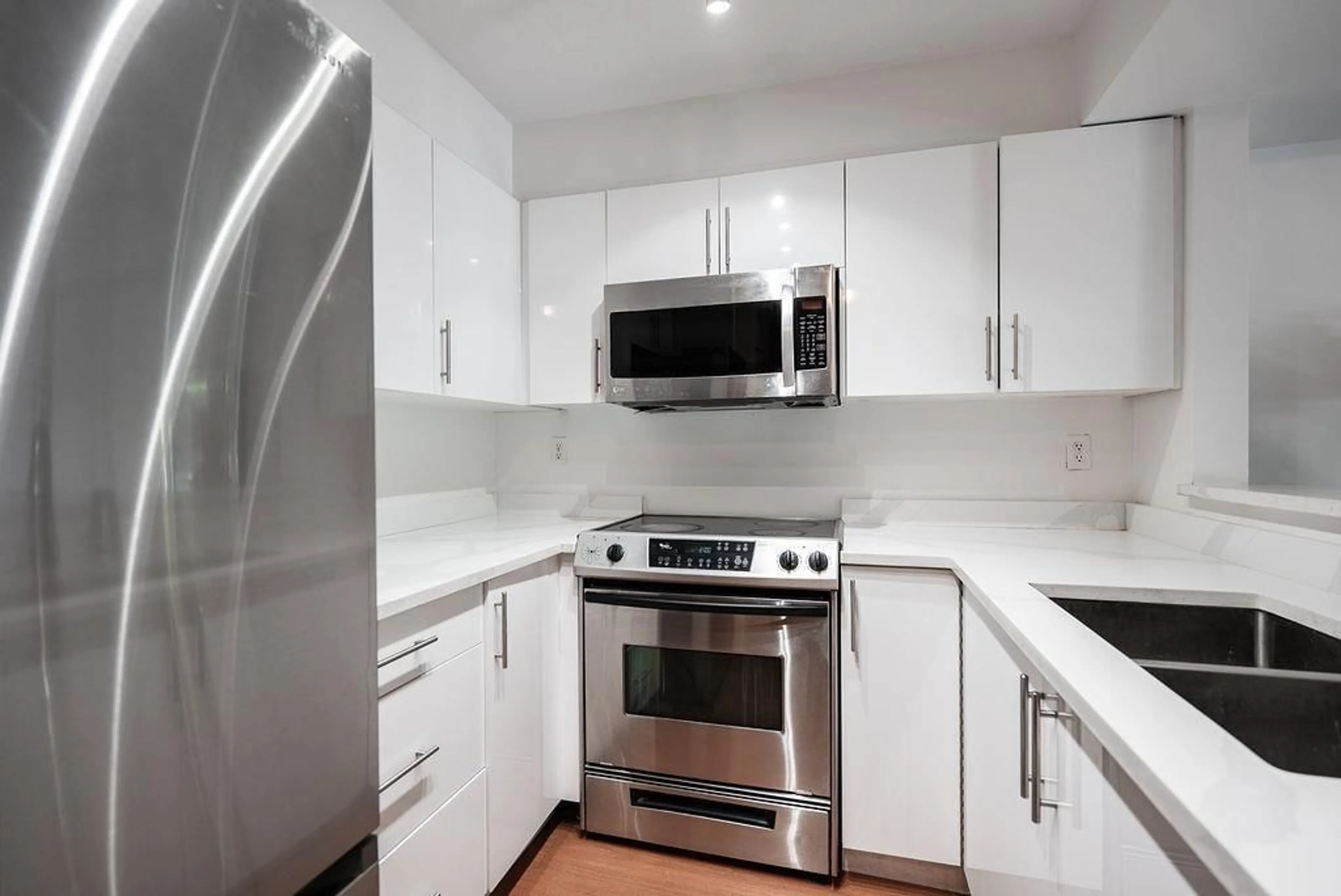 Standard kitchen, unknown for 217 - 8110 120A, Surrey British Columbia V3W3P3