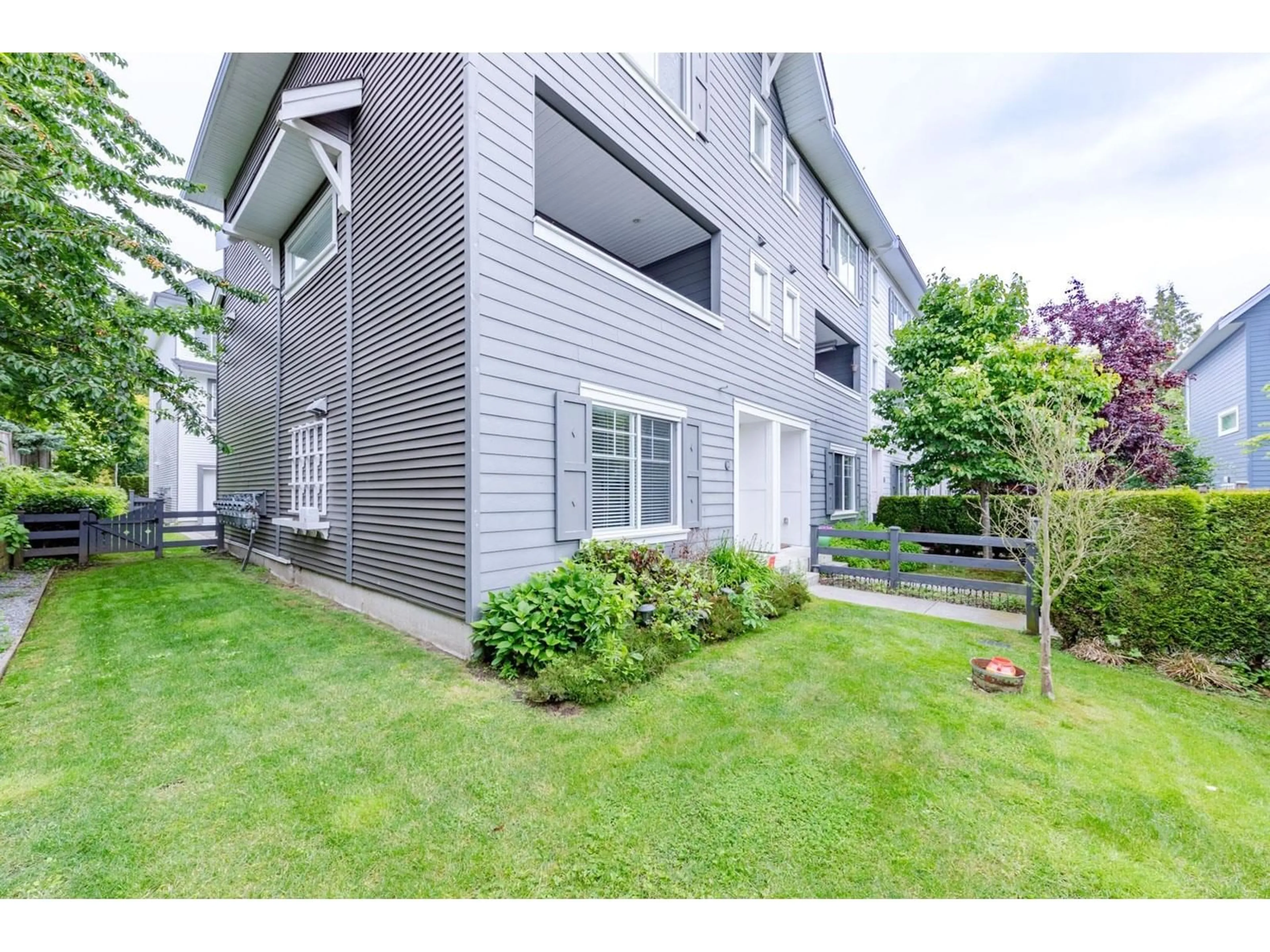 Patio, unknown for 28 - 16337 15, Surrey British Columbia V4A0C3