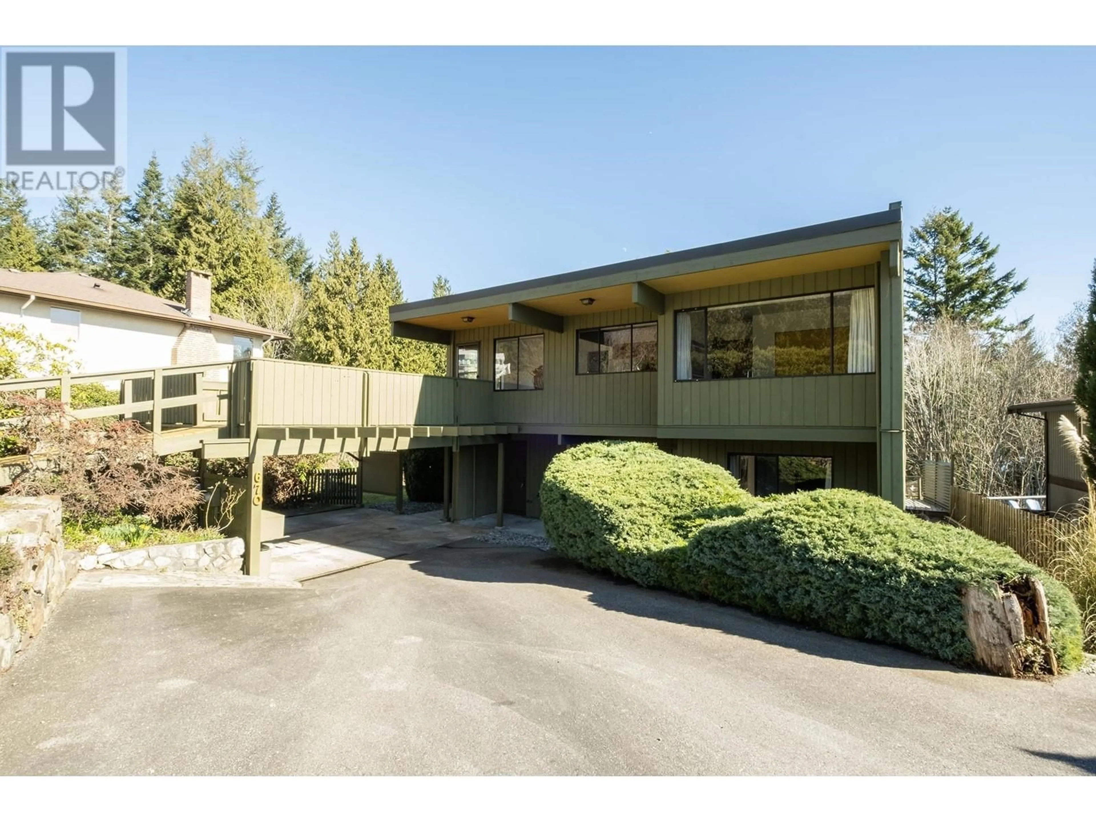 Indoor foyer for 670 FAIRMONT ROAD, Gibsons British Columbia V0N1V9