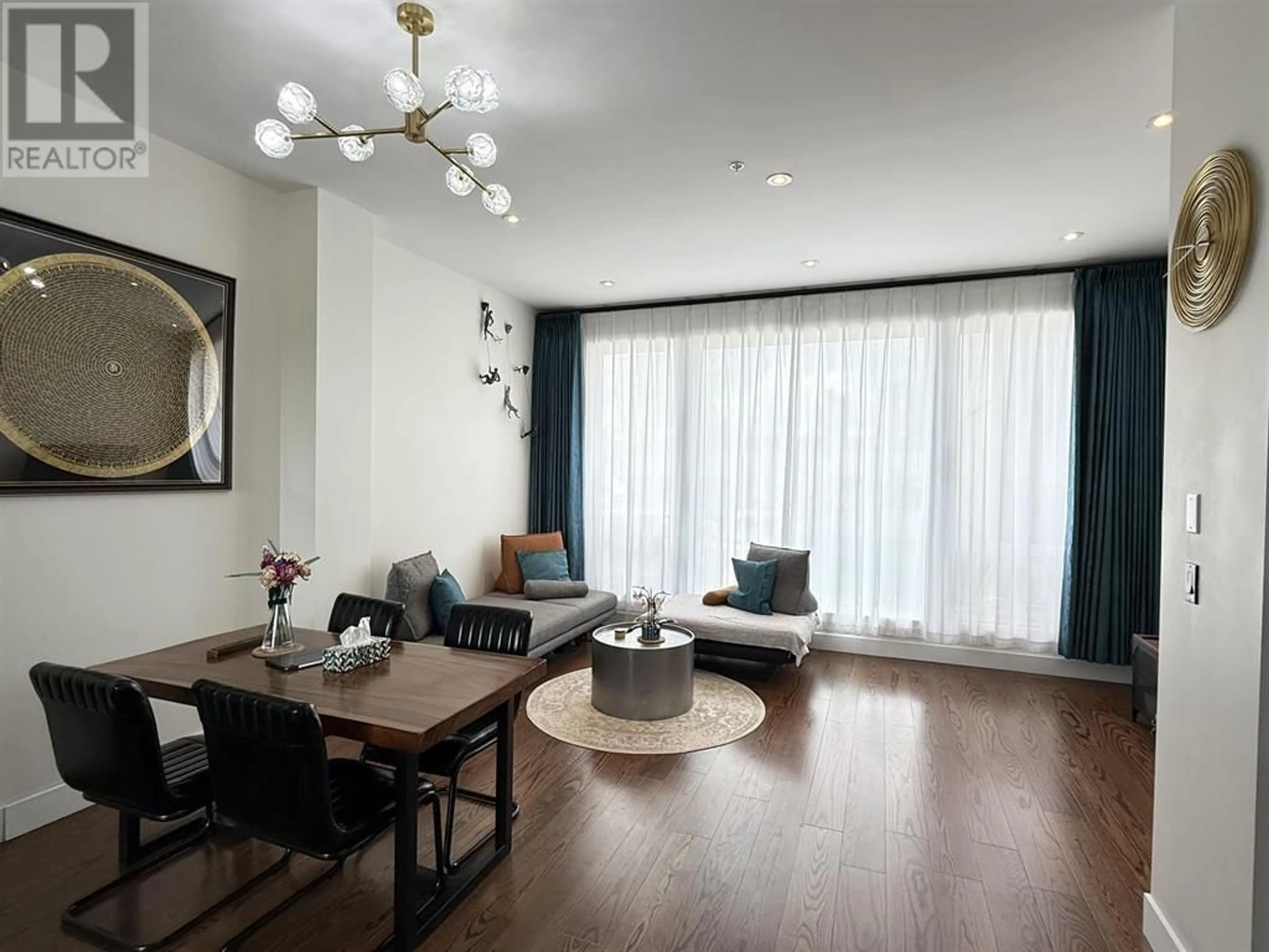 Living room with furniture, wood/laminate floor for G - 6688 DUFFERIN AVENUE, Burnaby British Columbia V5H3T3