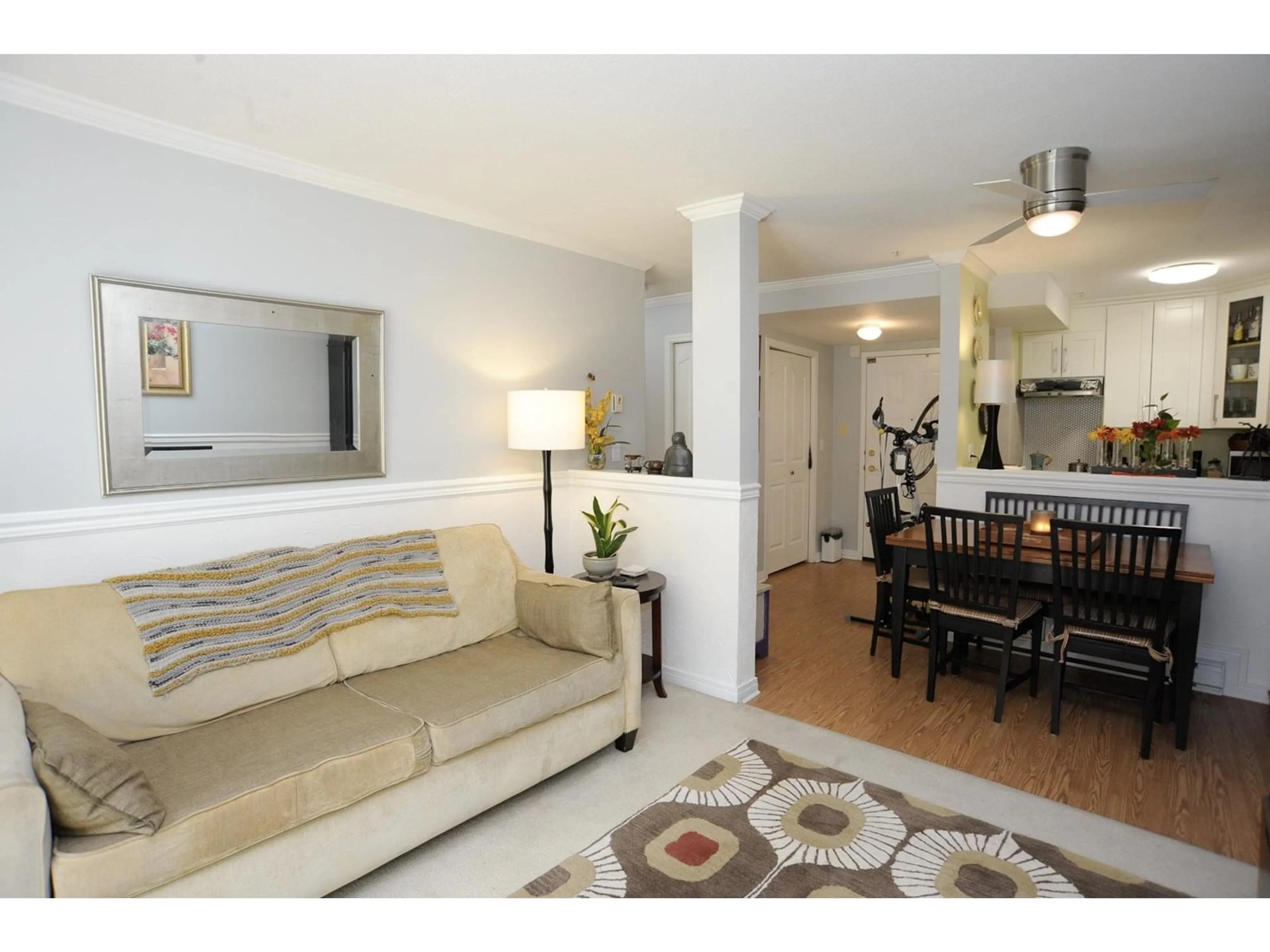Living room with furniture, wood/laminate floor for 118 - 2239 152, Surrey British Columbia V4A4P1