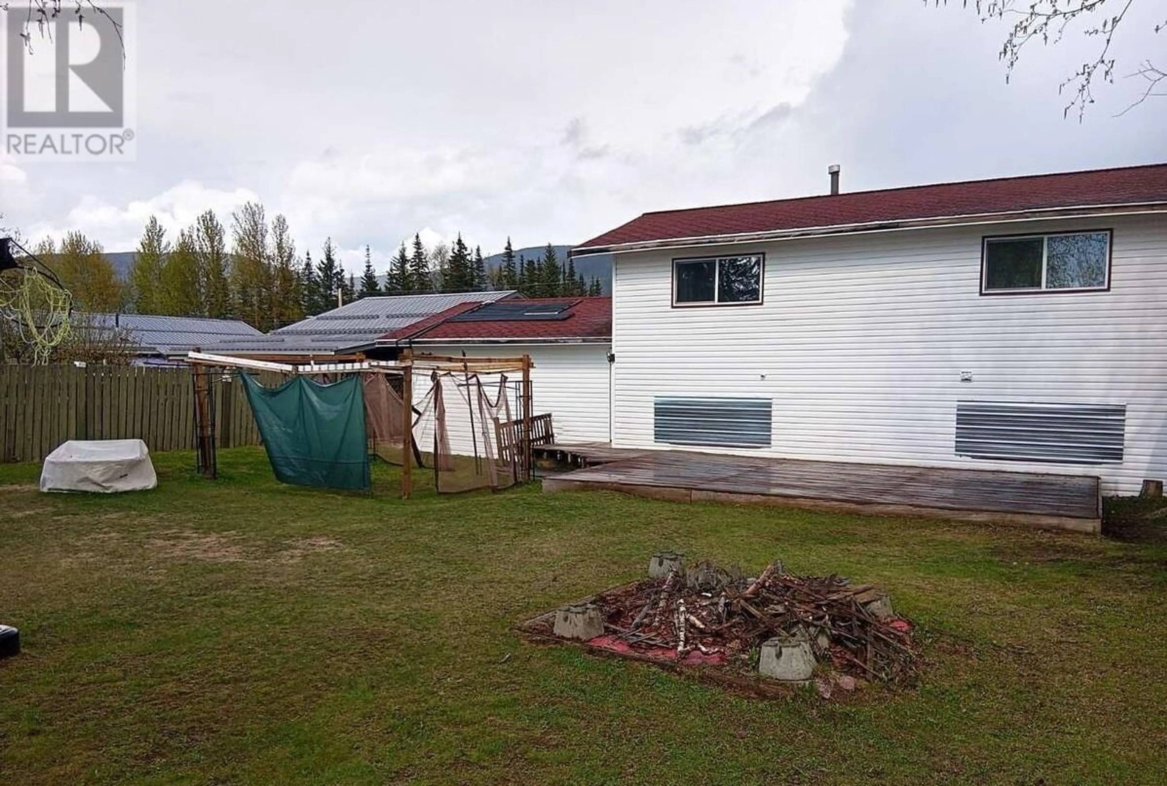 A pic from outside/outdoor area/front of a property/back of a property/a pic from drone, unknown for 257 CENTENNIAL DRIVE, Mackenzie British Columbia V0J2C0