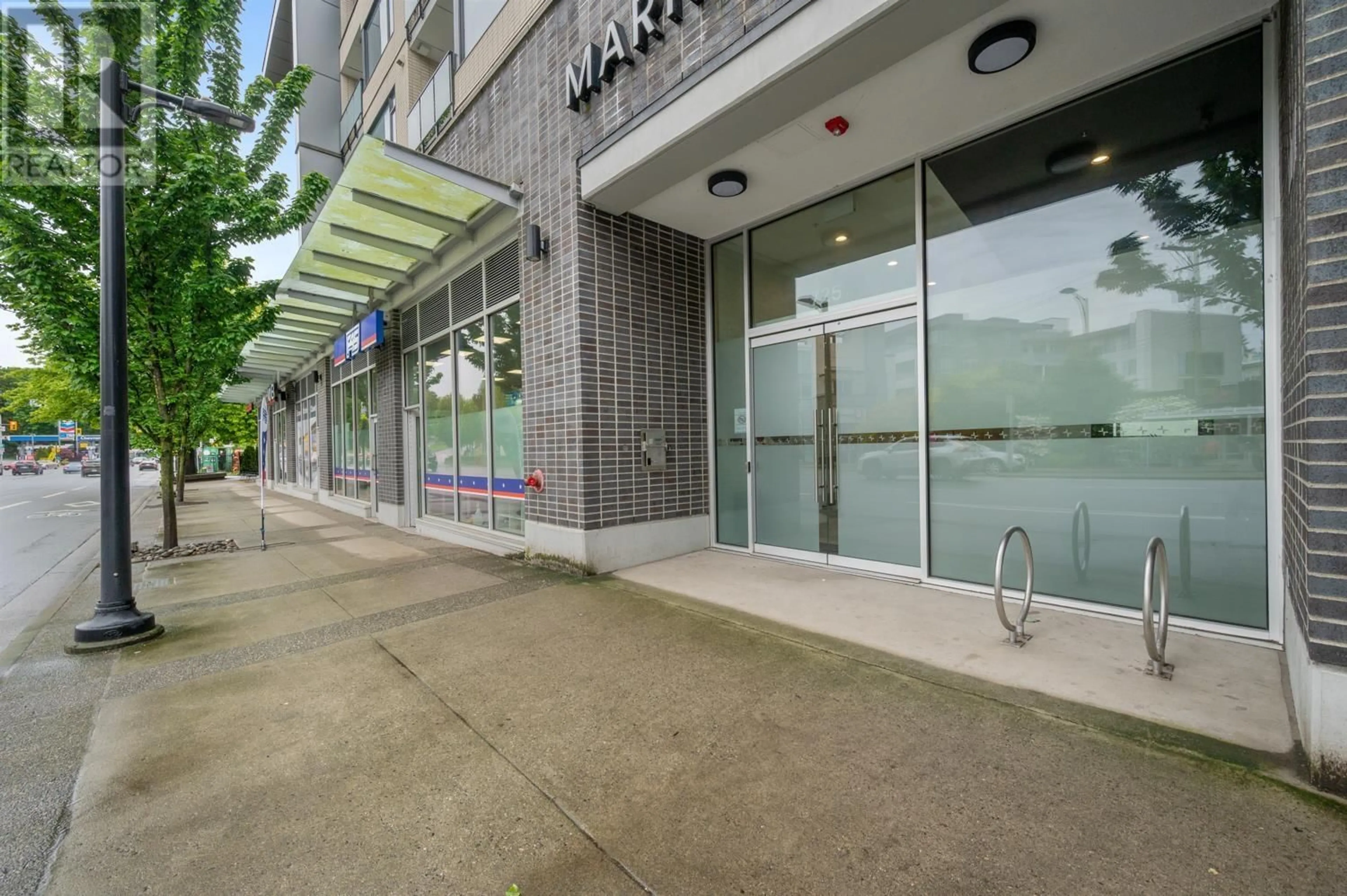 Indoor foyer for 409 - 725 MARINE DRIVE, North Vancouver British Columbia V7M0G2