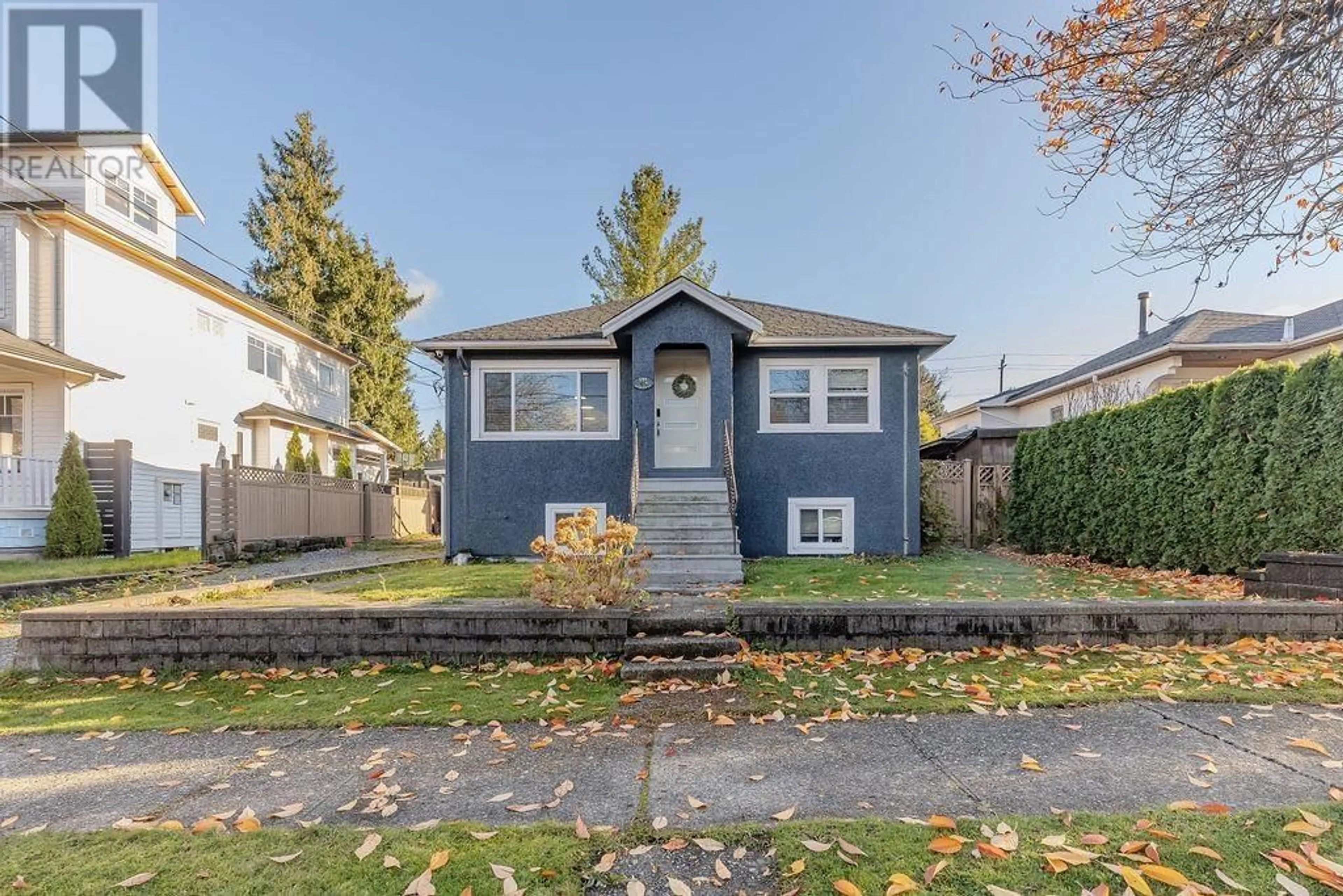 Home with vinyl exterior material, street for 246 OSBORNE AVENUE, New Westminster British Columbia V3L1Y8