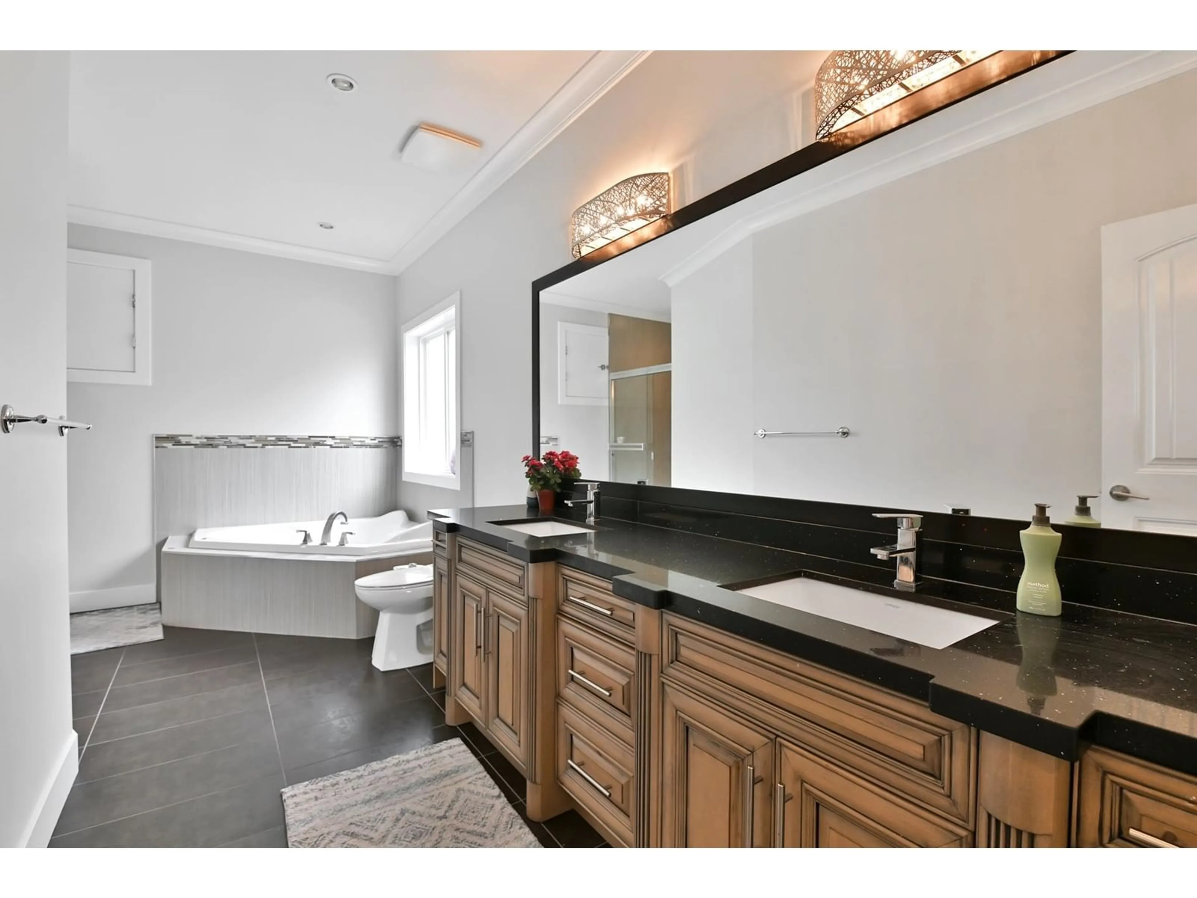 Contemporary bathroom, ceramic/tile floor for 7 - 3363 HORN, Abbotsford British Columbia V2S7B3