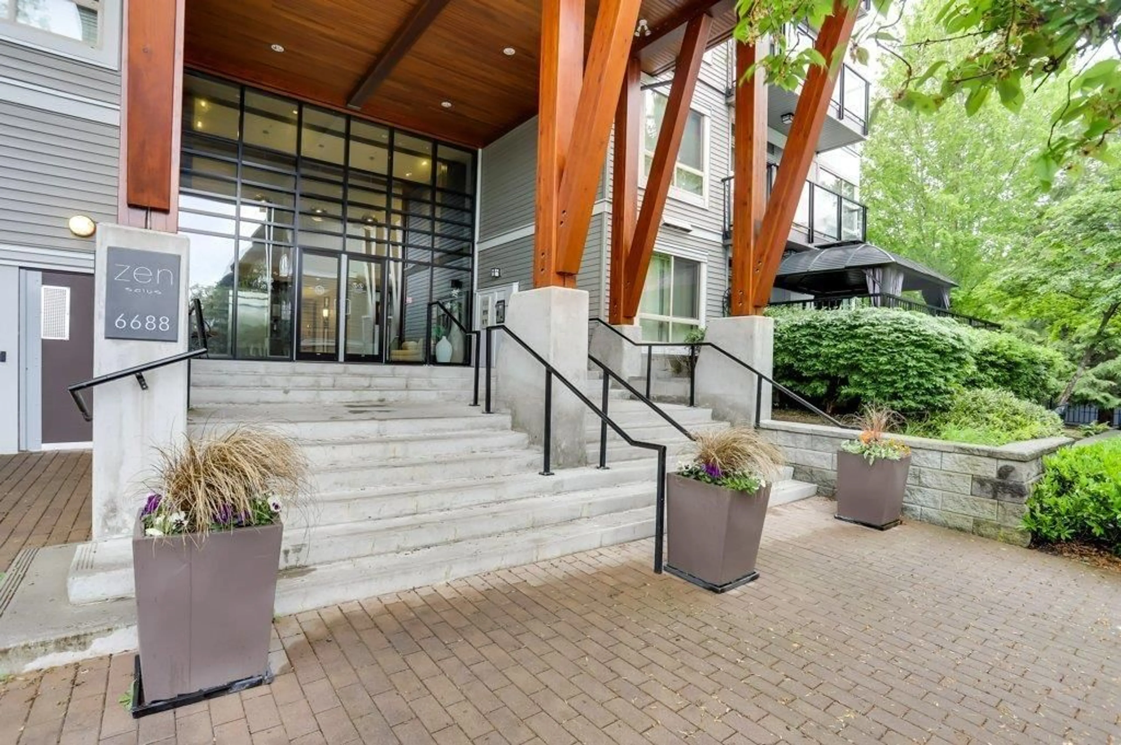 Indoor foyer for 402 - 6688 120, Surrey British Columbia V3W1T7