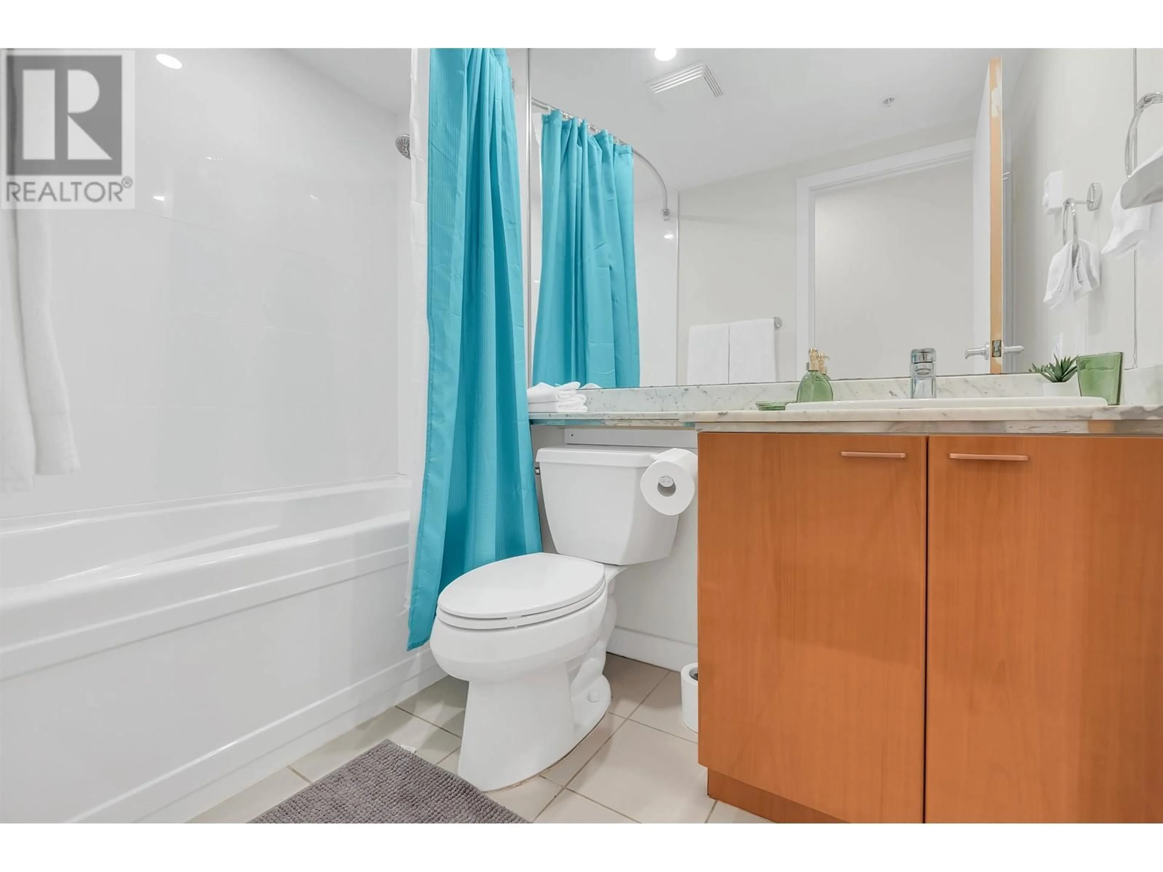 Standard bathroom, unknown for 304 - 1288 GEORGIA STREET, Vancouver British Columbia V6E4R3