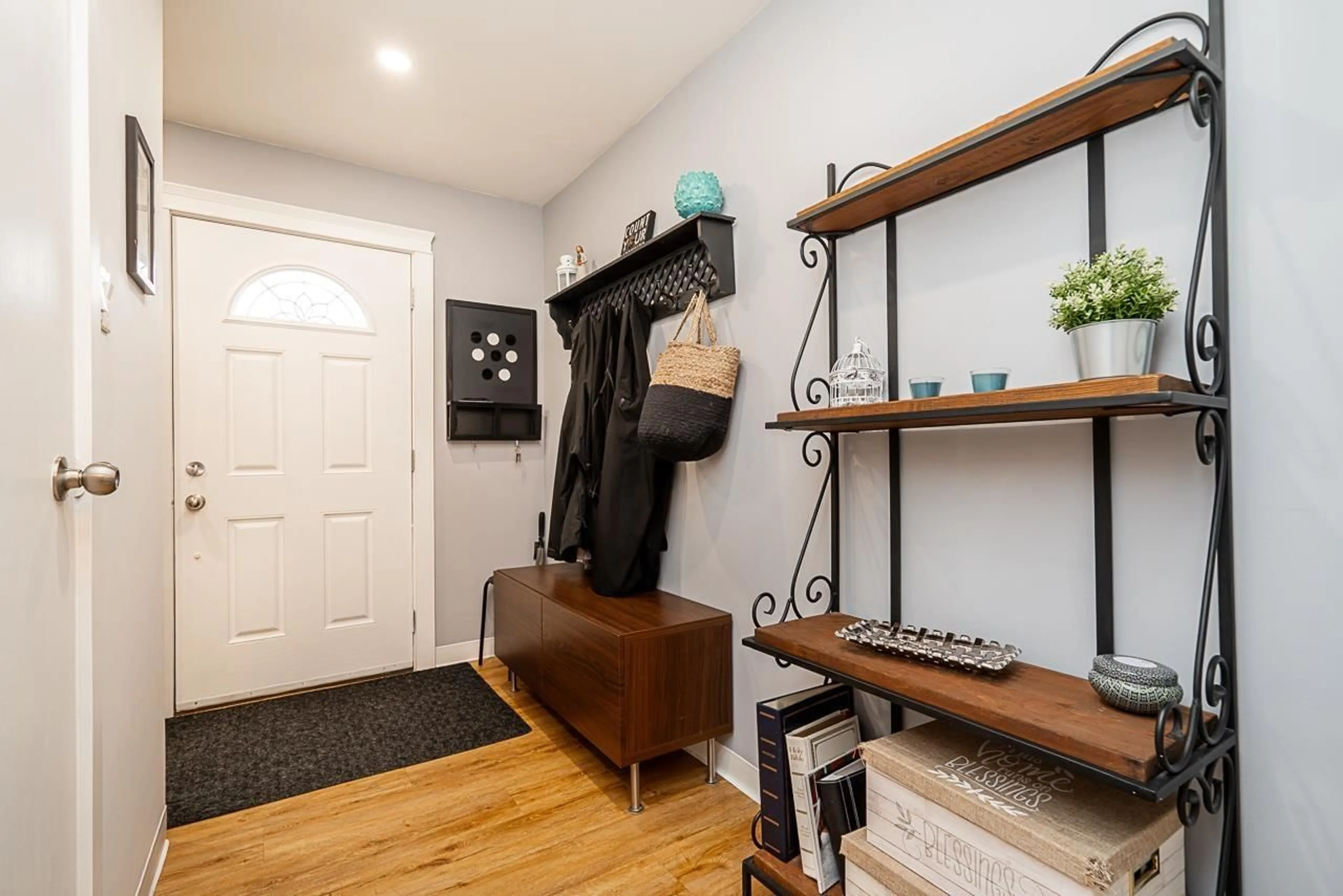 Indoor entryway for 124 SPRINGFIELD, Langley British Columbia V4W3K8