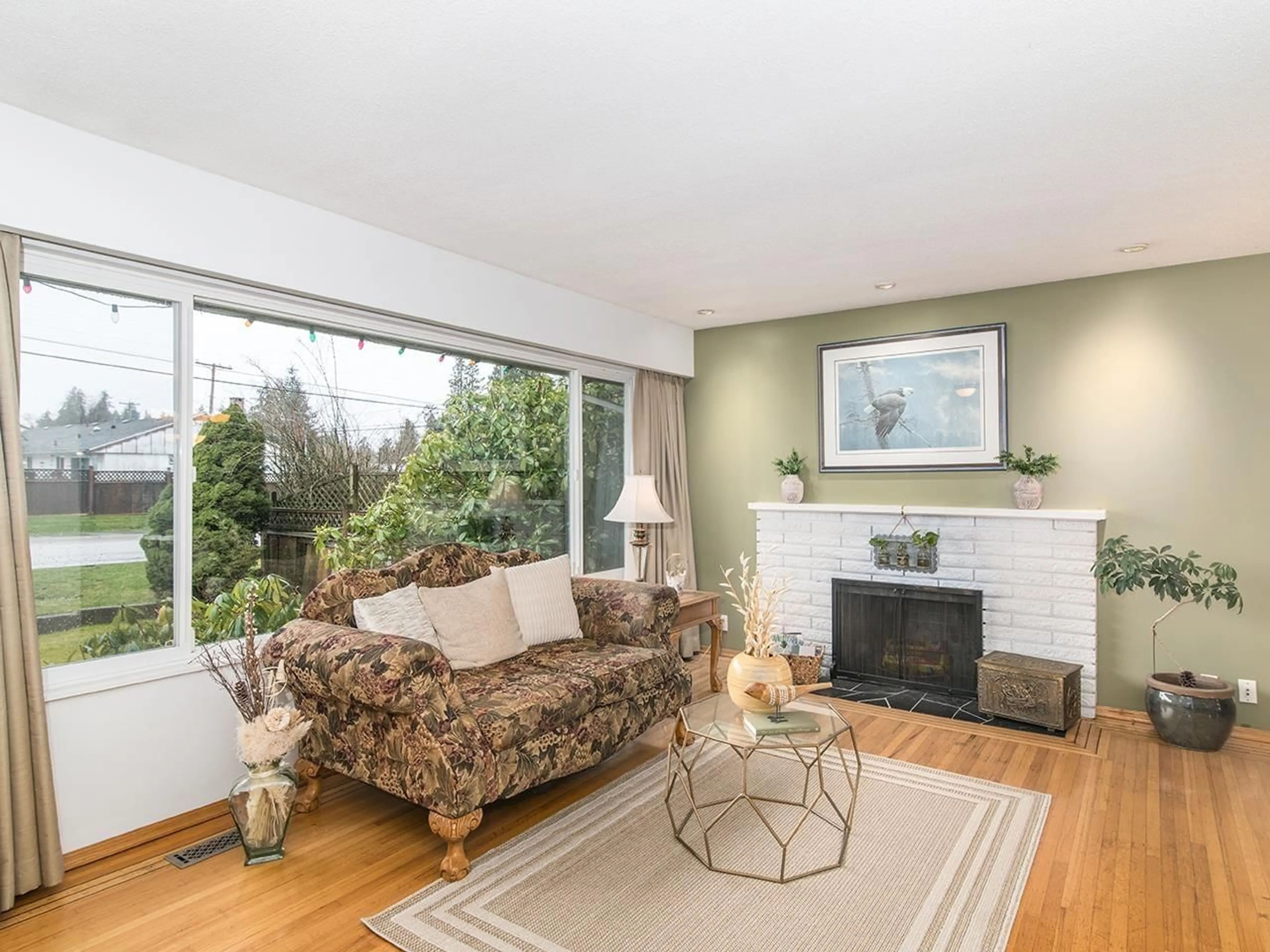 Living room with furniture, wood/laminate floor for 11423 94, Delta British Columbia V4C3R3