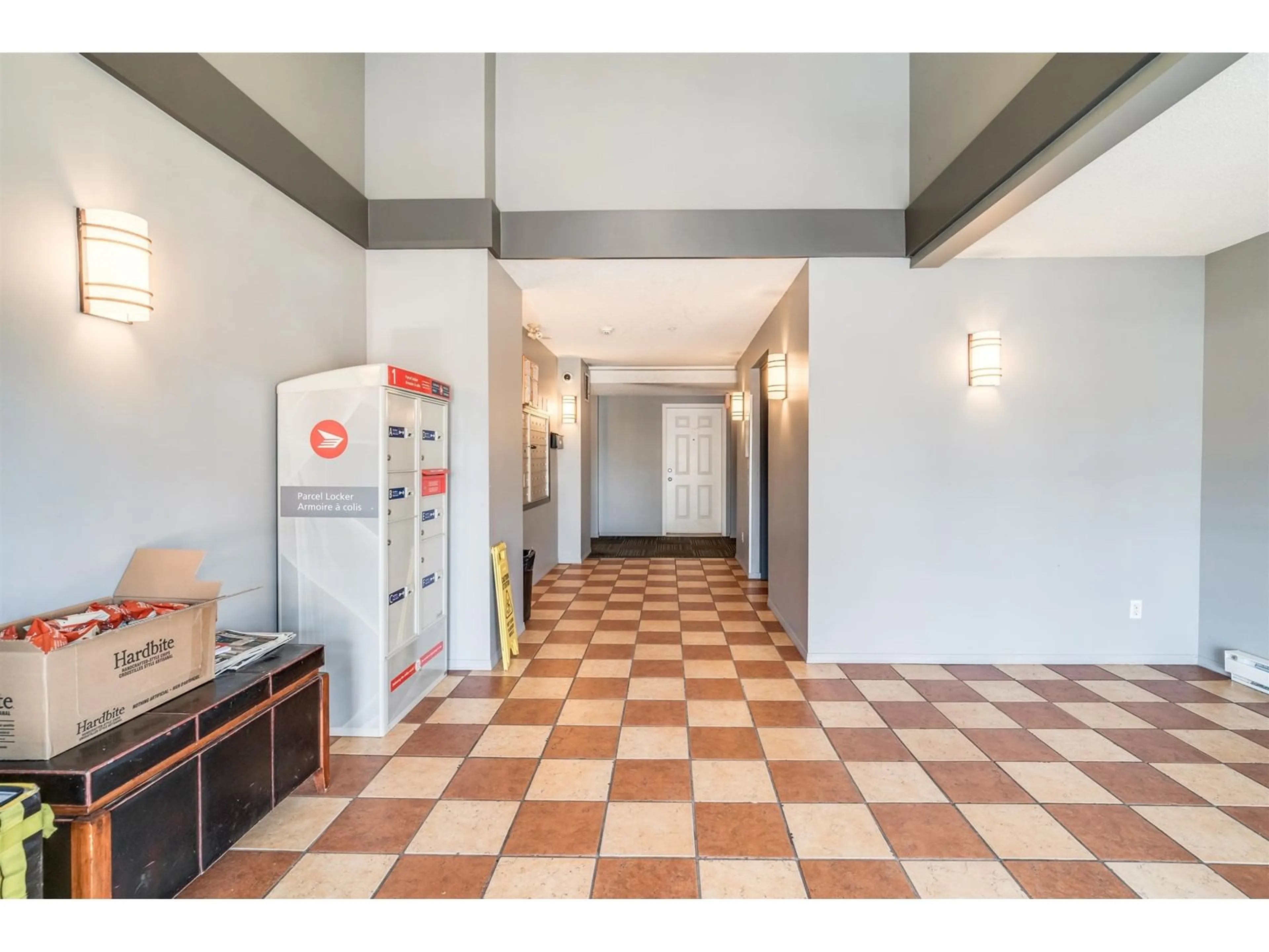 Indoor foyer for 204 - 2350 WESTERLY, Abbotsford British Columbia V2T5L1