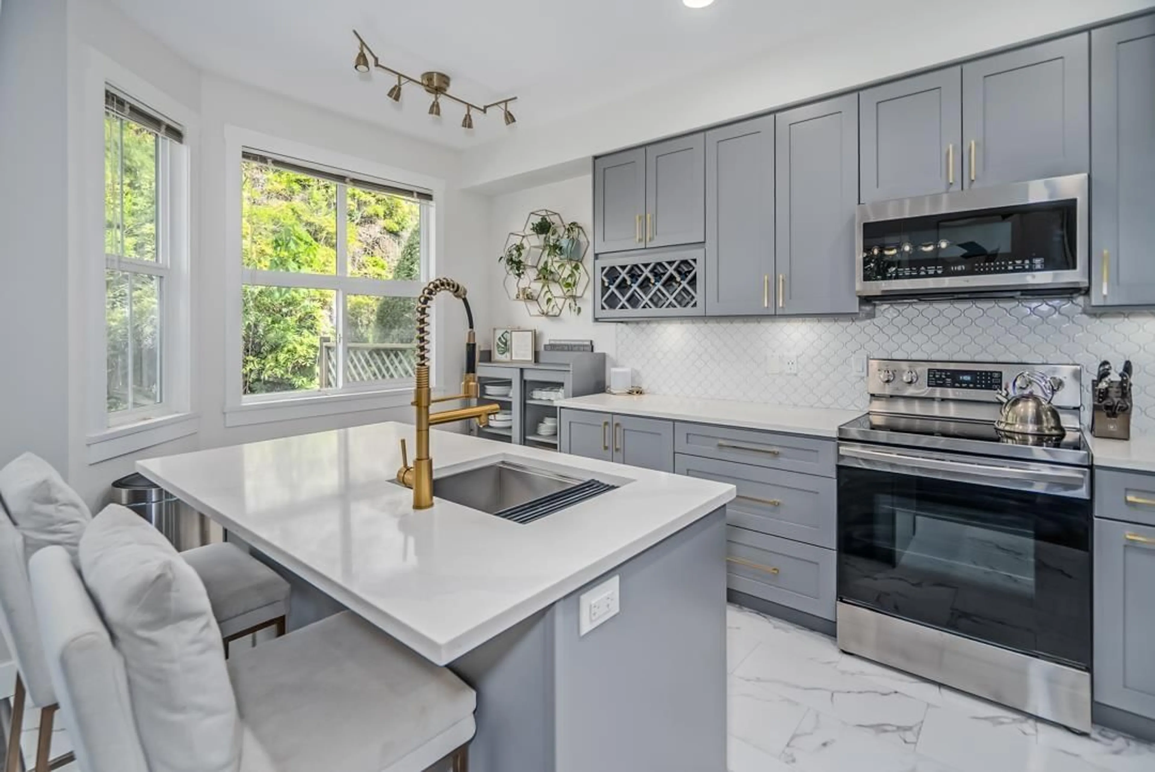 Contemporary kitchen, ceramic/tile floor for 81 - 35287 OLD YALE, Abbotsford British Columbia V3G8H5