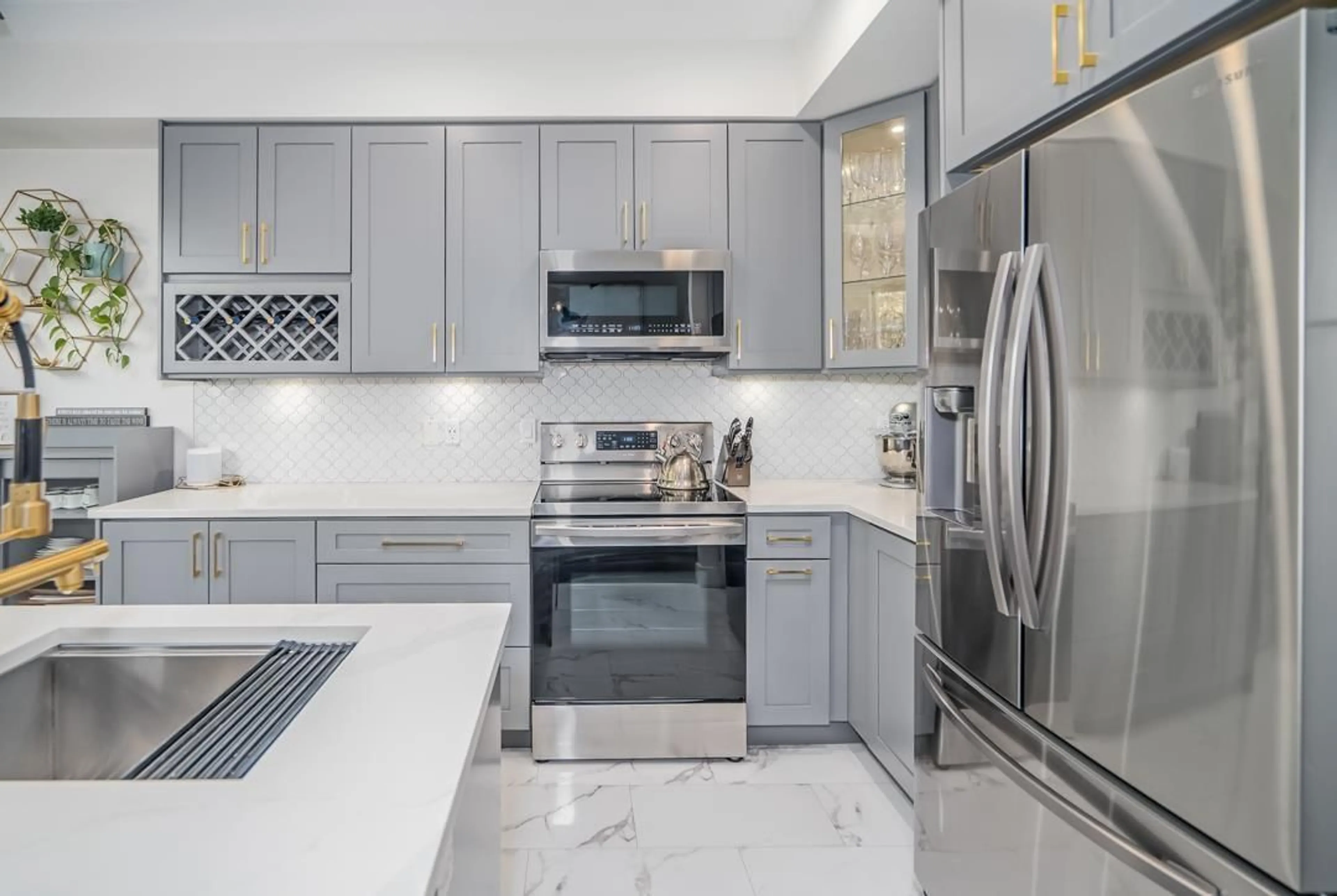 Contemporary kitchen, ceramic/tile floor for 81 - 35287 OLD YALE, Abbotsford British Columbia V3G8H5