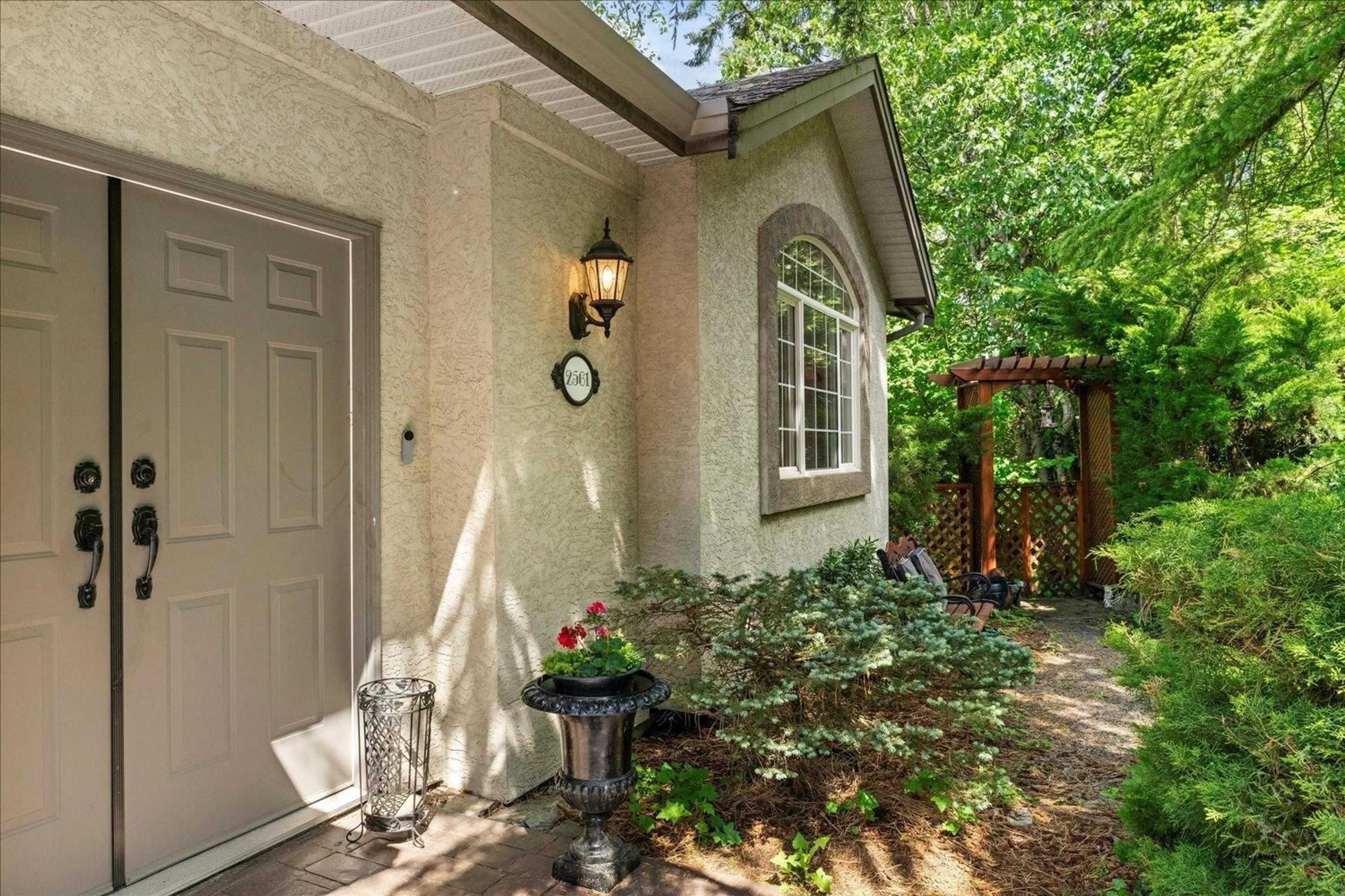 Indoor entryway for 2561 ZURICH, Abbotsford British Columbia V3G1C4