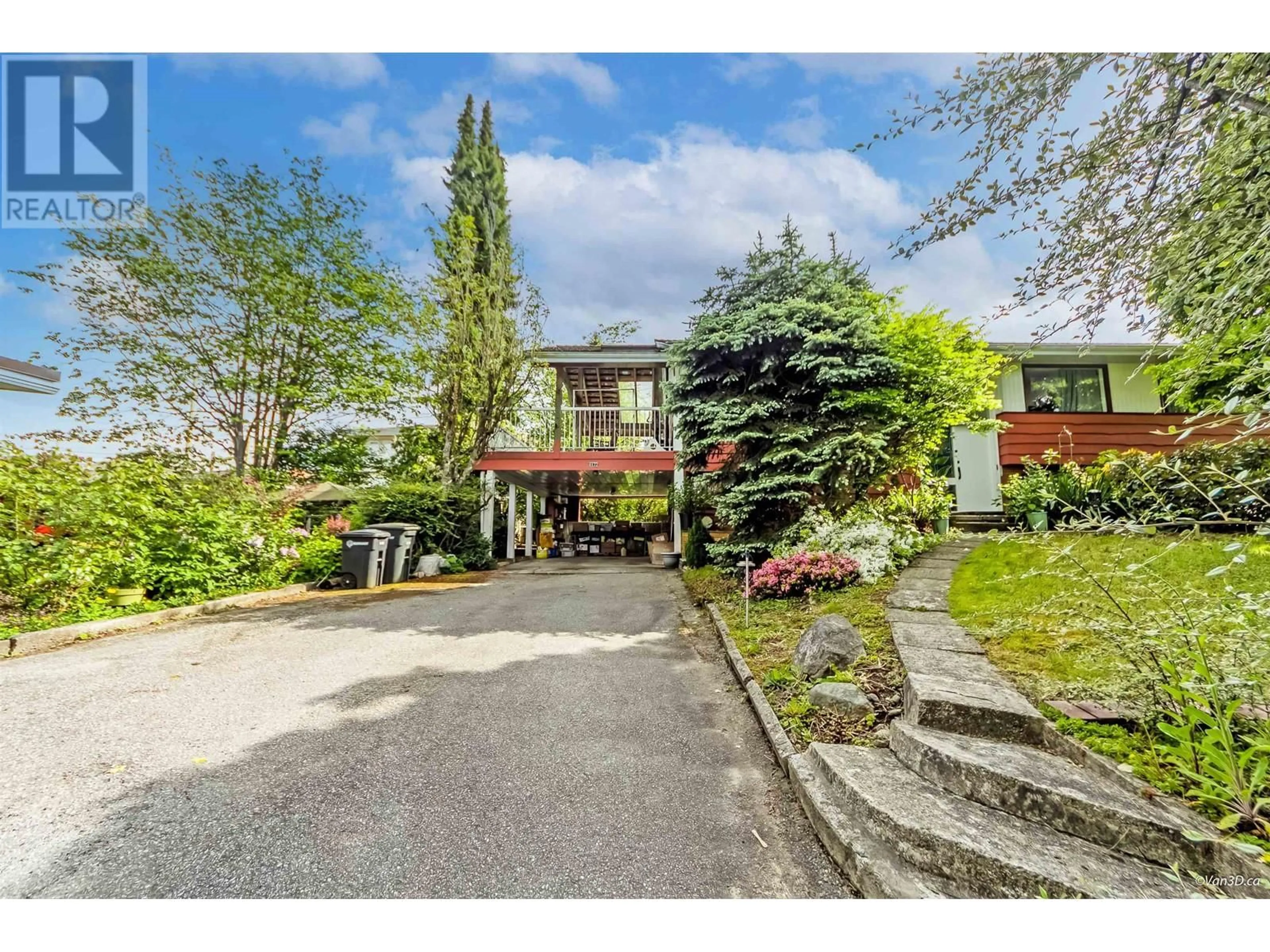 A pic from outside/outdoor area/front of a property/back of a property/a pic from drone, street for 4872 GILPIN COURT, Burnaby British Columbia V5G3A3