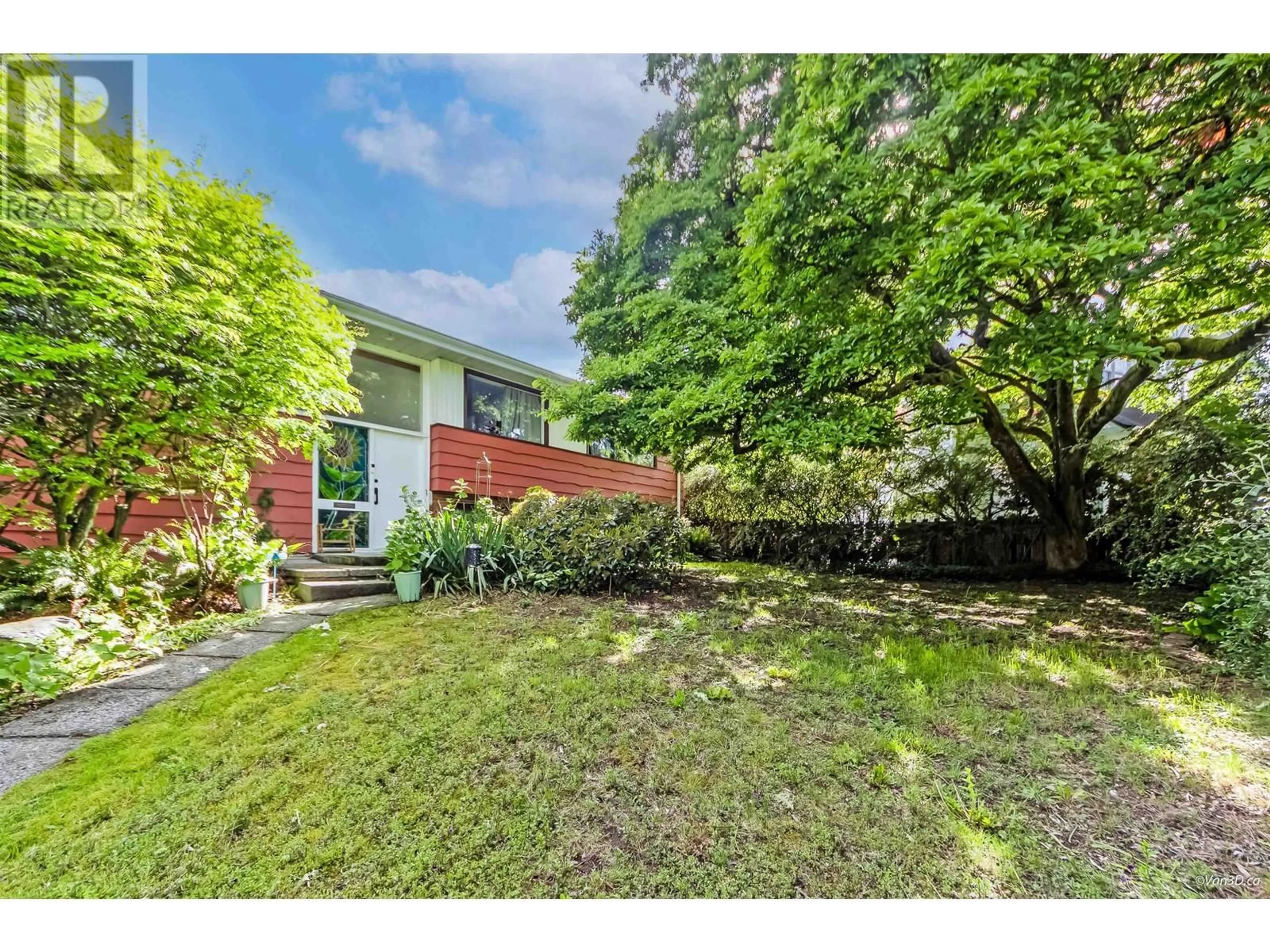 A pic from outside/outdoor area/front of a property/back of a property/a pic from drone, street for 4872 GILPIN COURT, Burnaby British Columbia V5G3A3