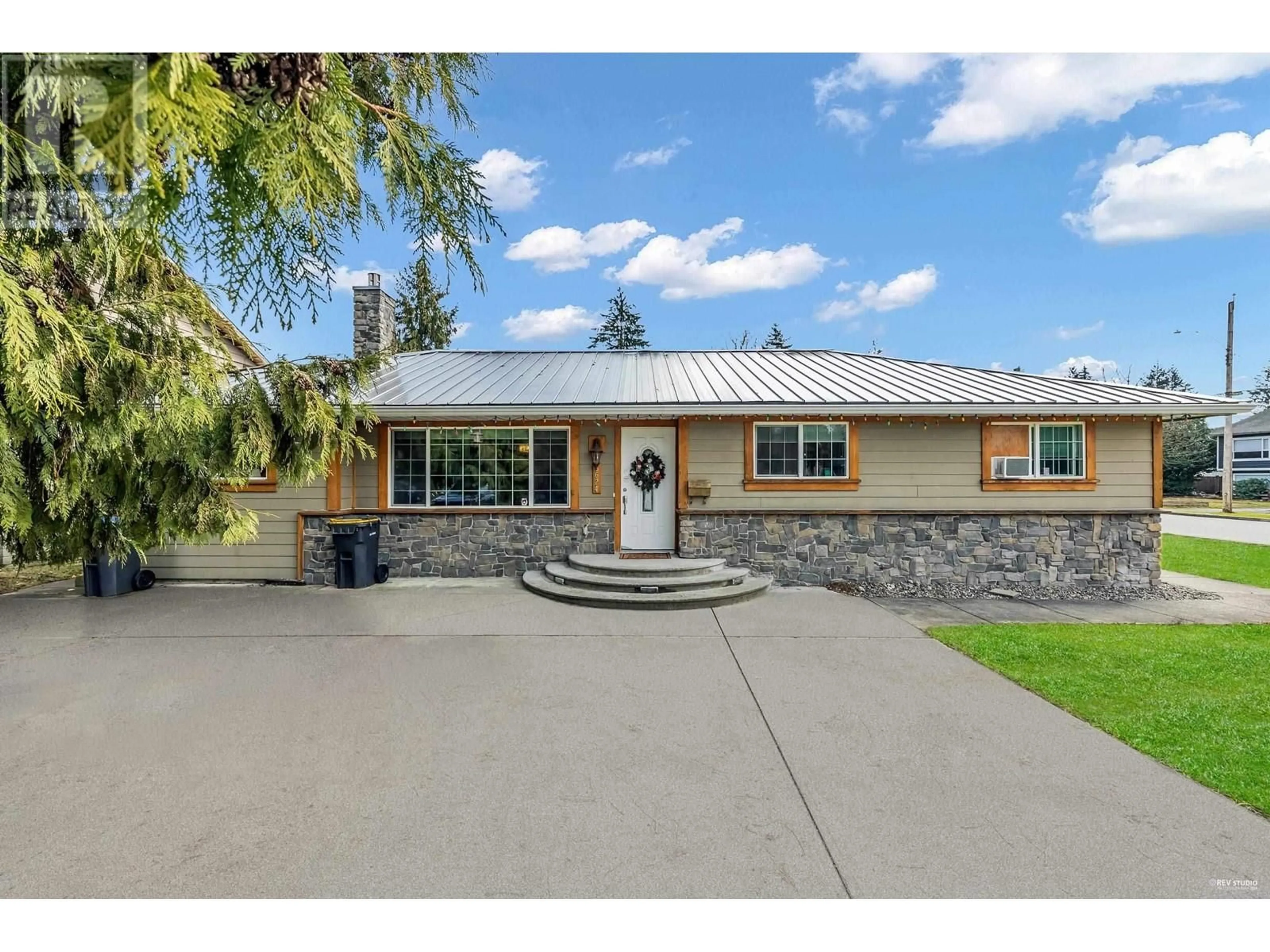 Home with vinyl exterior material, street for 3624 FLINT STREET, Port Coquitlam British Columbia V3B4J8