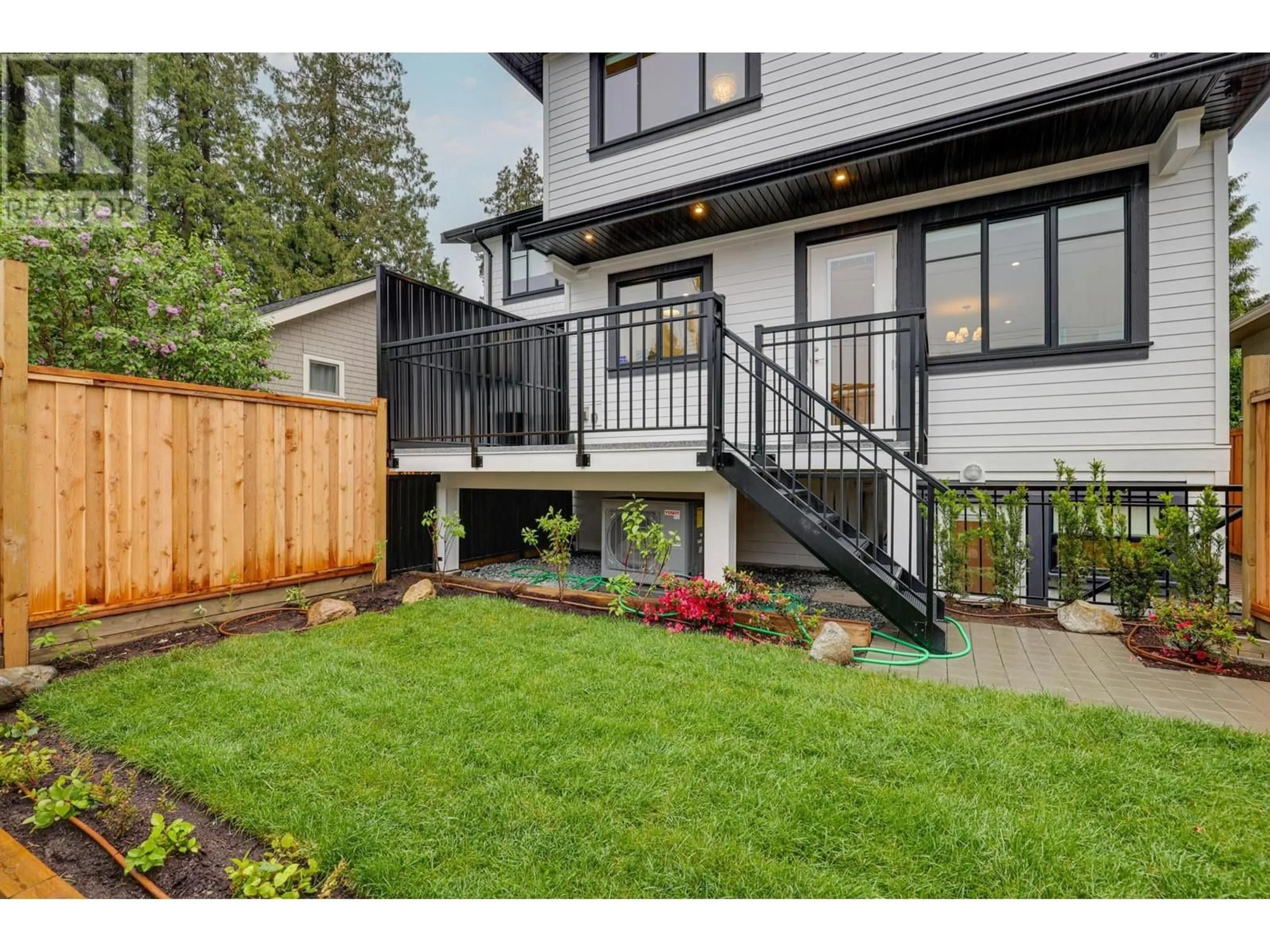 Patio, mountain view for 261 23RD STREET, North Vancouver British Columbia V7L3E4