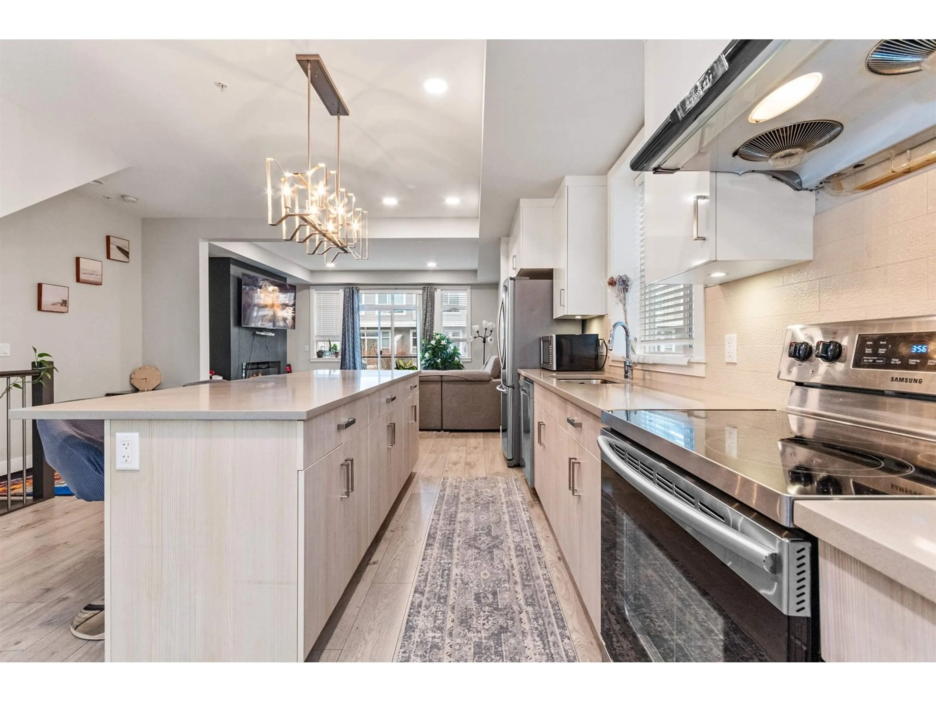 Open concept kitchen, ceramic/tile floor for 98 - 8413 MIDTOWN WAY, Chilliwack British Columbia V2P0G7
