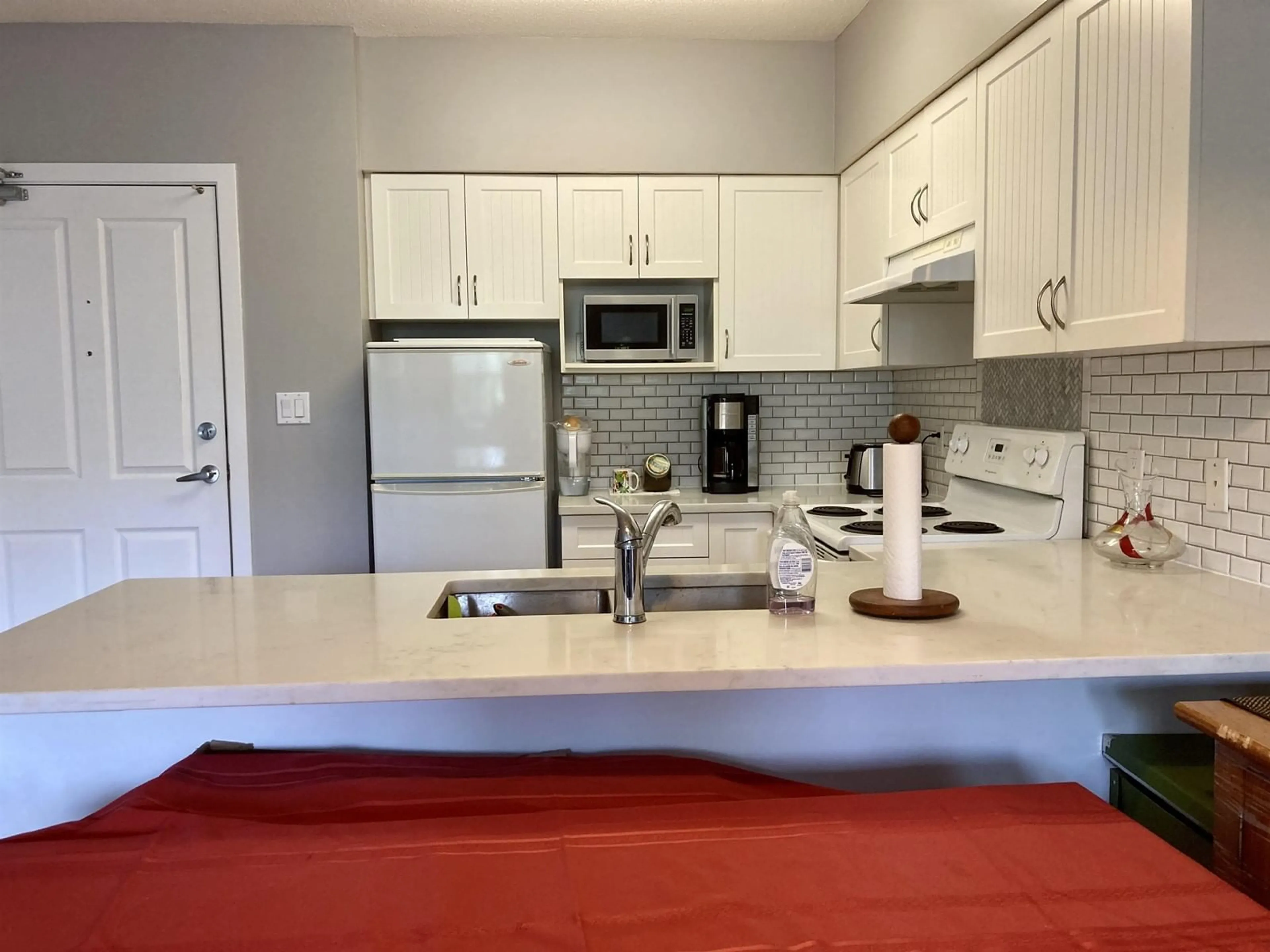 Standard kitchen, unknown for 209 - 16068 83, Surrey British Columbia V4N0N2