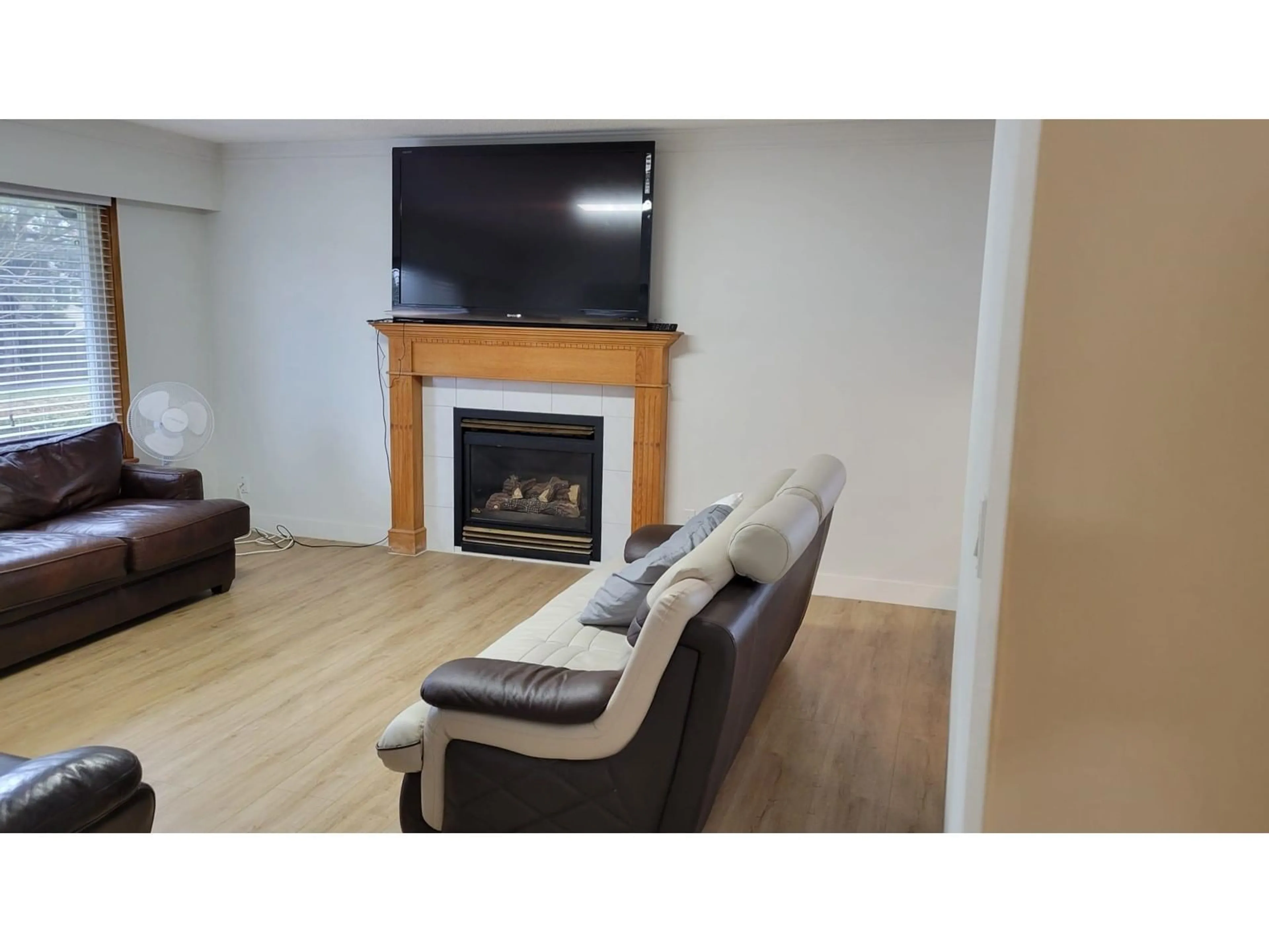 Living room with furniture, wood/laminate floor for 9407 128, Surrey British Columbia V3V5N5