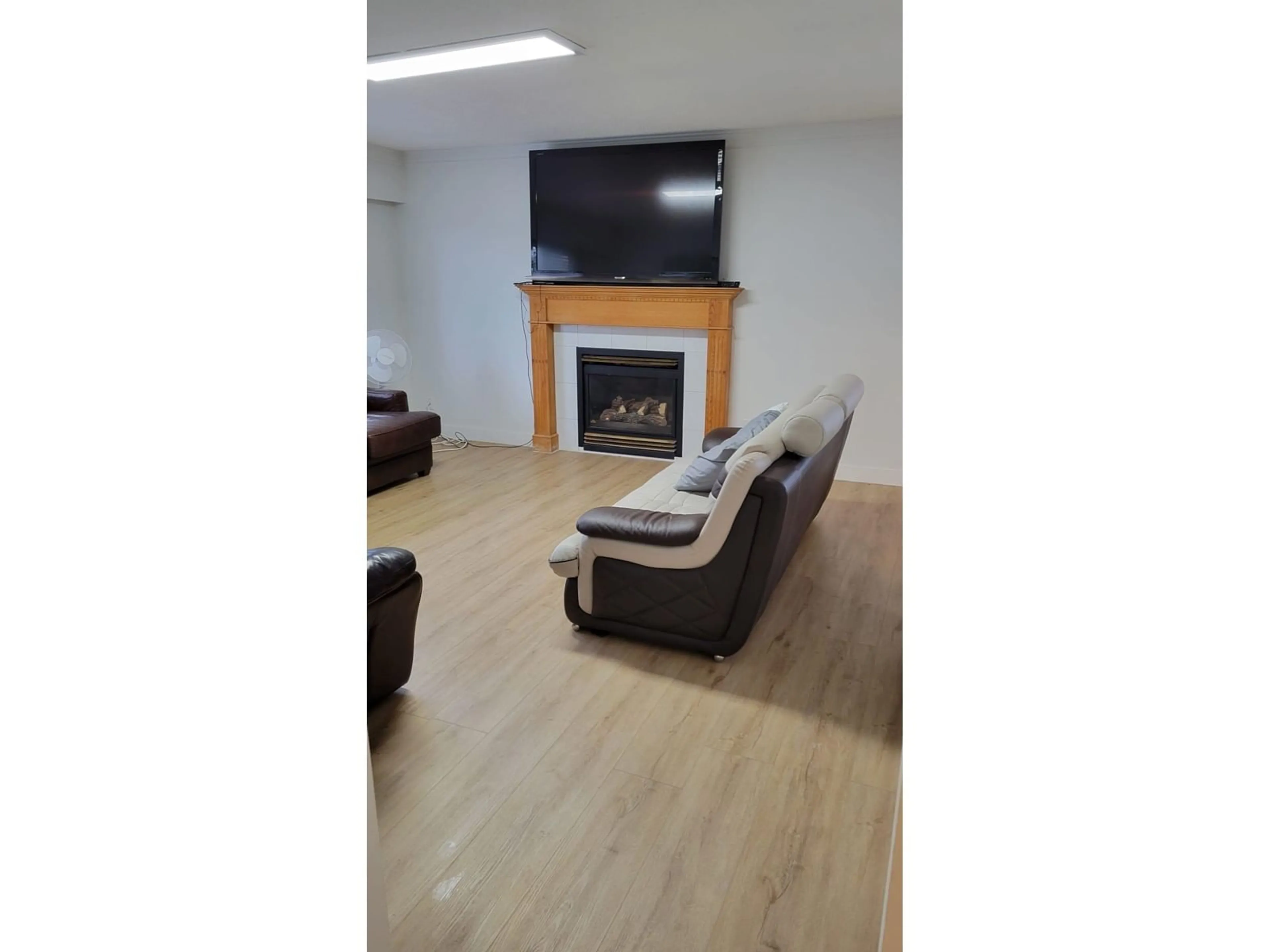 Living room with furniture, wood/laminate floor for 9407 128, Surrey British Columbia V3V5N5