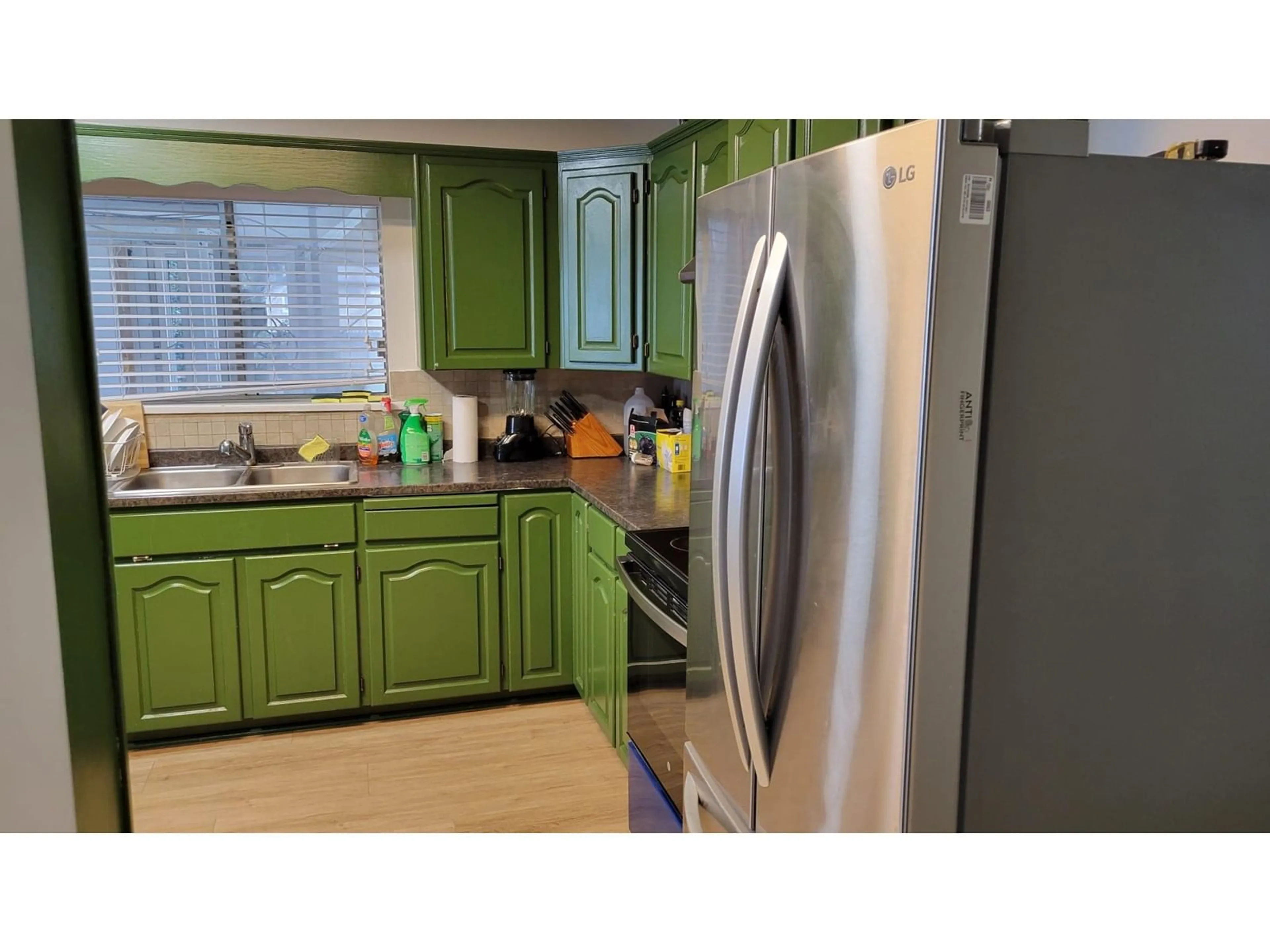 Standard kitchen, wood/laminate floor for 9407 128, Surrey British Columbia V3V5N5